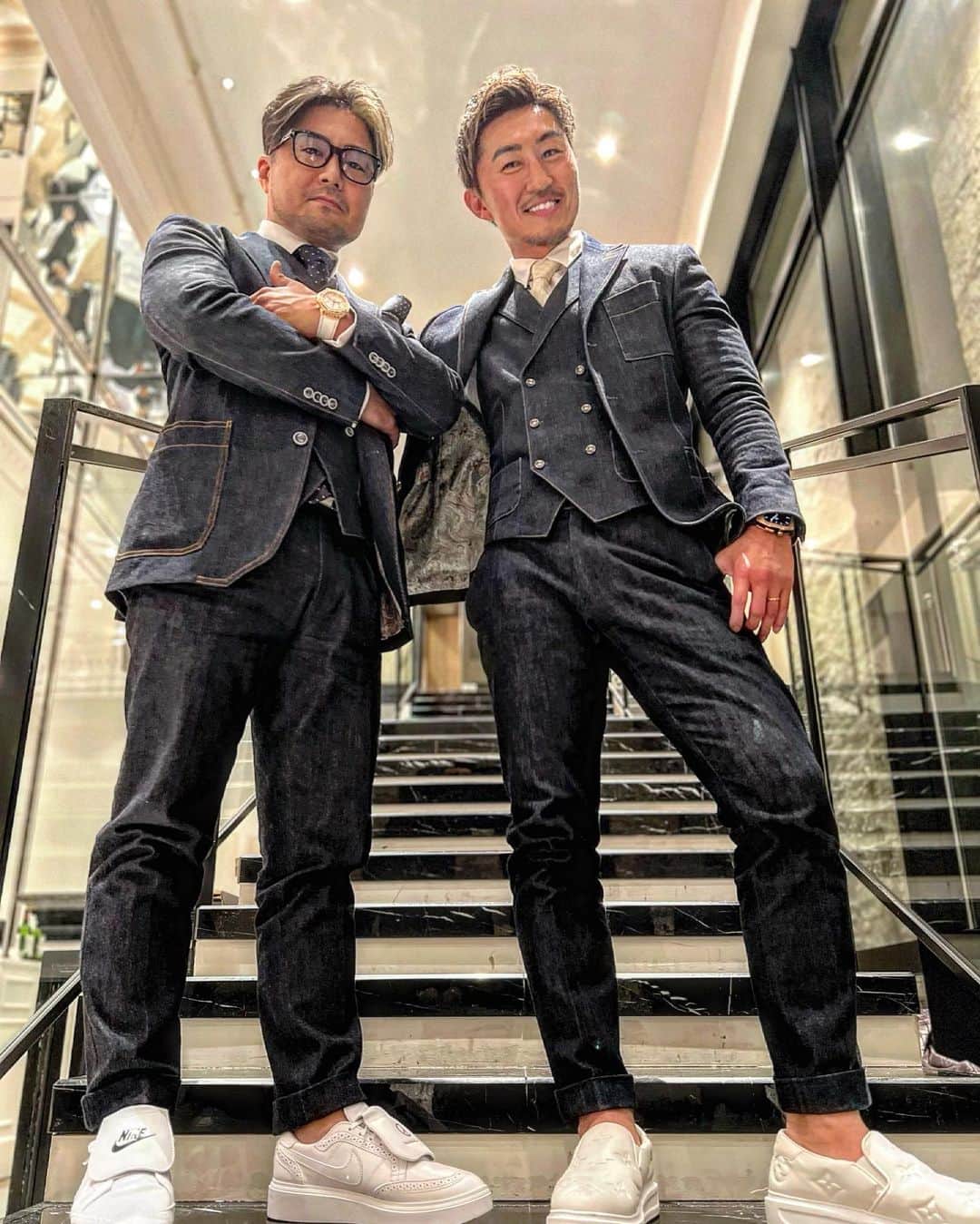 山崎秀晃のインスタグラム：「おじさんの双子コーデ🤔🤔🤔 兄貴の横にいると顔が小さく見える🙏 #happywedding #デニムオーダースーツ @denew_denimsuit」