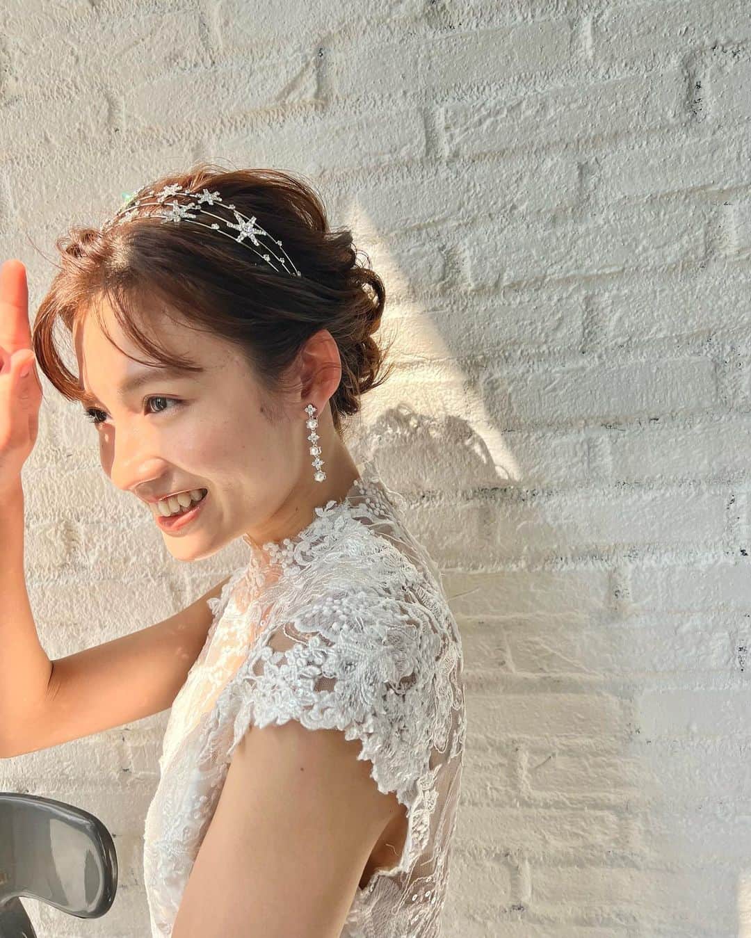 脇あかりのインスタグラム：「<ご報告> ではなく…  👗ゼクシィアプリ 似合わなそう…と思ってない？ 「着たい→似合う」を叶えるドレス選びテク💍  着たい！と似合う！って意外と違ったりしますよね🥲 大事な特別な日に♡着たい！！ドレスを♡  是非ゼクシィアプリ チェックして下さい💕  #ゼクシィ　#ゼクシィアプリ #ウエディング　#ウエディングドレス #ウエディングドレス試着 #ドレス　#ドレス試着 #ドレス迷子 #ドレス選び」