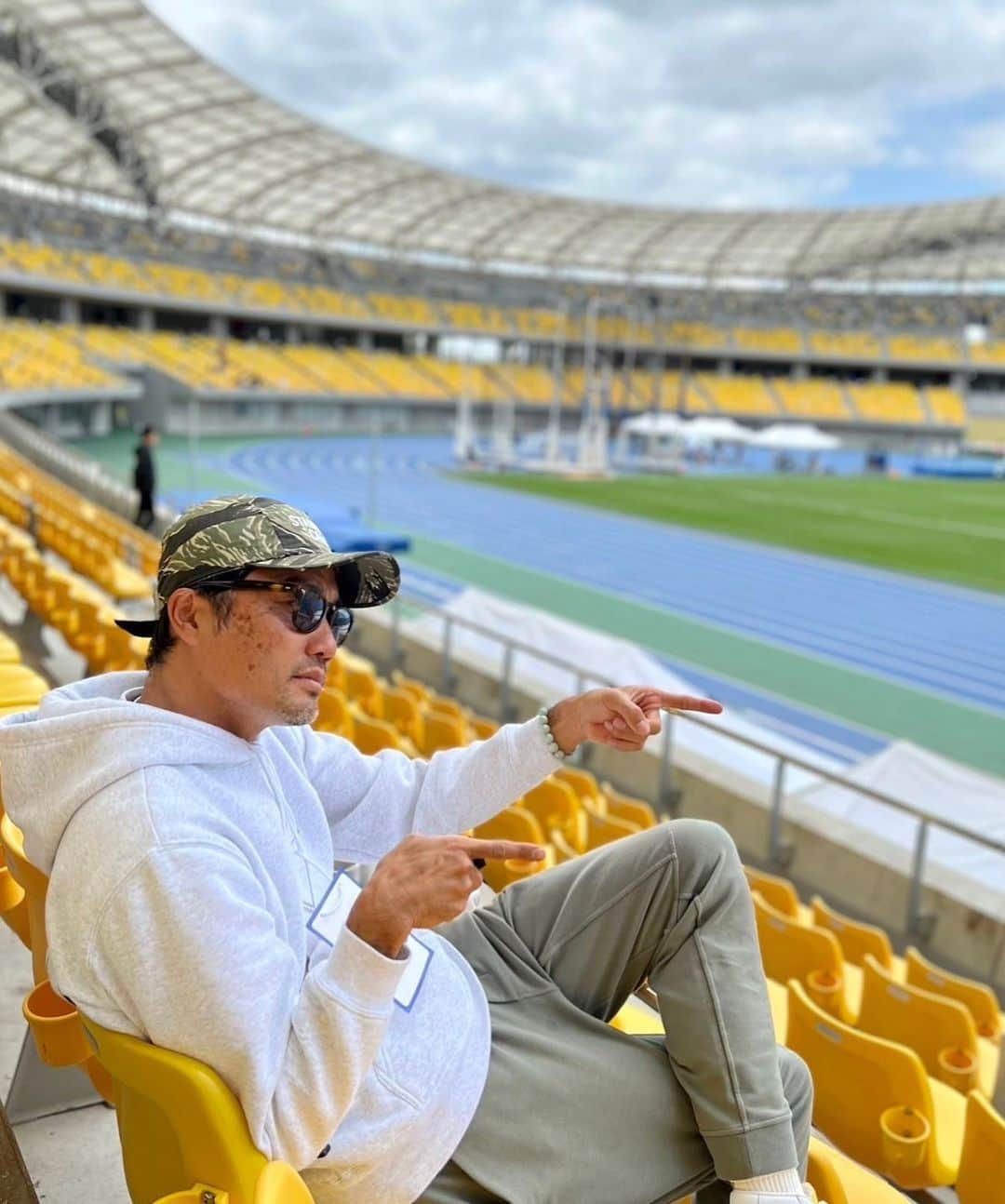 末續慎吾のインスタグラム：「⁡ ⁡ ⁡ ⁡ 栃木の競技場 ⁡ ⁡ ⁡ 観客席が黄色でアースな競技場でした。 ⁡ 選手もイケてる挑戦をしてくれました。 ⁡ 写真は「君、イケてるよ」のポーズです。 ⁡ アース。 ⁡ #イケてる挑戦#みんなついてるから、頑張れ#アースな競技場#また来たい」