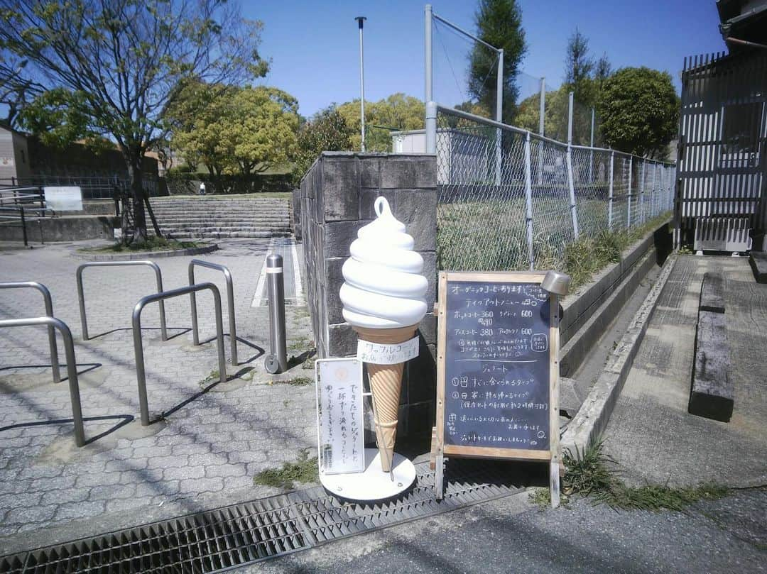 下野由貴さんのインスタグラム写真 - (下野由貴Instagram)「🍦 看板って可愛くてよく見ちゃうんですよねぇ。 袖看板っていうのかな、あれも好き。 ちなみにここのジェラート屋さん本当においしかったんですよねぇ。 絶対また行く。多分また載せる。笑  #ソフトクリーム #ジェラート #アイス #🍦 #看板 #看板デザイン #袖看板 #カメラ #カメラ女子 #トイカメラ #papershootで撮影しています」5月22日 20時06分 - shimono_0402