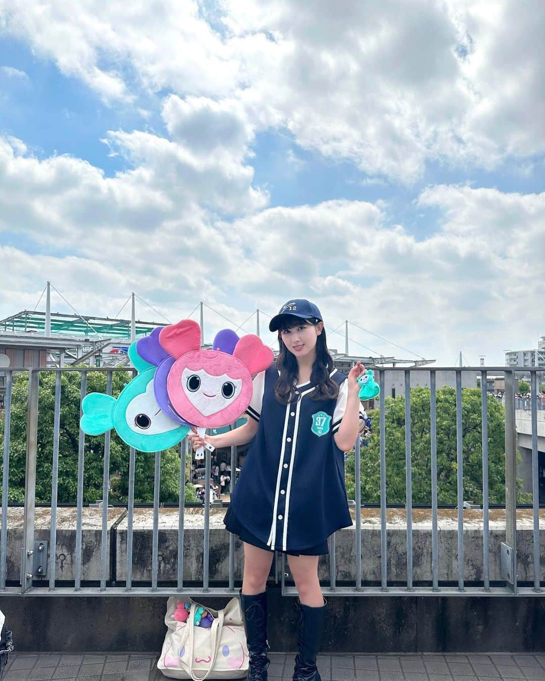 山本杏奈さんのインスタグラム写真 - (山本杏奈Instagram)「🍭💞🍭💞  昨日の余韻…。  会場に入った瞬間の味の素スタジアムの広さにびっくり！ あの空間に居られたことが幸せでした🥺 （でも願いが叶うとすれば、身長高くなりたい。でした笑）  TWICEさん語れるお友達さん、 ずっと募集してます🙋🏻‍♀️🙋🏻‍♂️  これからも一生だいすきです  #TWICE #TWICE_5TH_WORLD_TOUR」5月22日 20時09分 - yamamoto_anna_