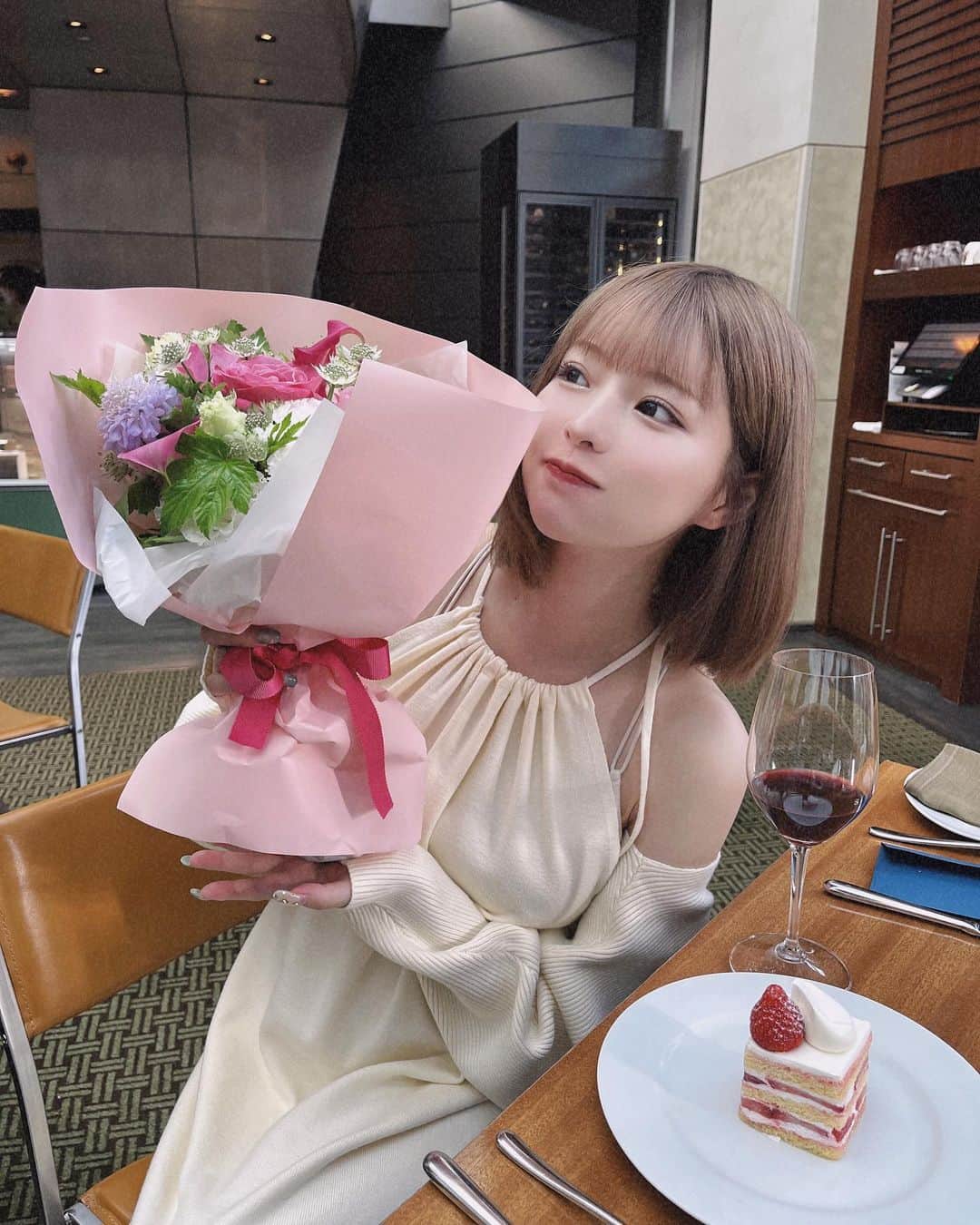 sarimaru(国木田さりまる)のインスタグラム：「お祝いしてもらいました幸ッ🍰💐 あ、あとボブにしました☺︎ ボブ大好評で良かったです🤍🫧」