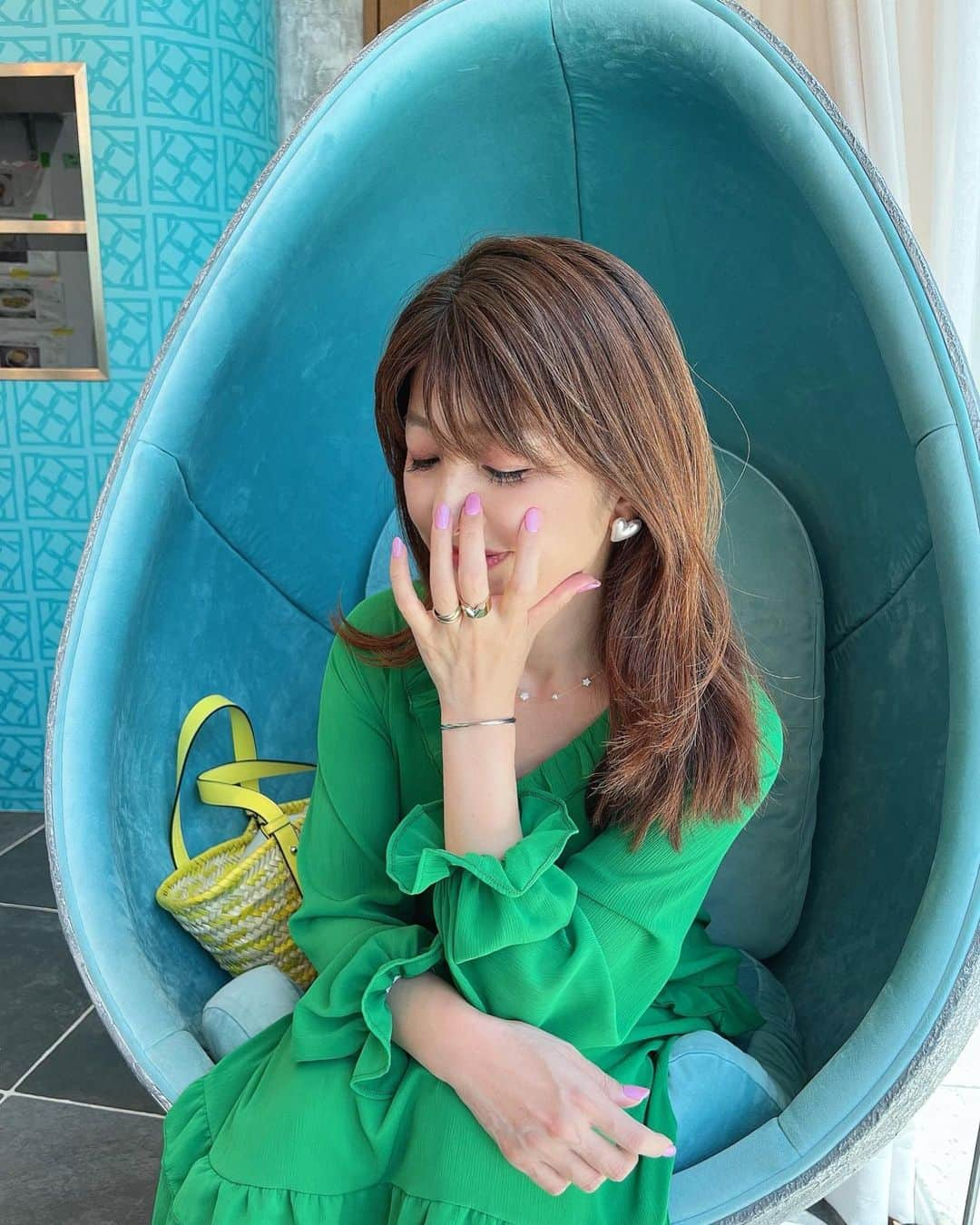 mii_stagramさんのインスタグラム写真 - (mii_stagramInstagram)「🍀𝚊𝚌𝚌𝚎𝚜𝚜𝚘𝚛𝚢🍀 この春は人生初ぐらいの肌荒れに 悩まされて通院 肌が敏感になっちゃって アクセサリー類はずっと我慢してたけど @arikata_being  チタンブレスレットに出会ってから よく付けてます💞  安心特性を活かした鮮やかな色合いと 3Dプリントならではの形状が特徴で 角度によって魅せるカラーも違うの🍀*゜  私が着用しているブレスレットのテーマは 🌸収束と発散 春色 桜と若葉🌸 4月生まれの私にピッタリ♡  ブランドコンセプトの 「理想の在り方に向かって頑張る人の背中を押す」は 愛犬たちが旅立ちライフスタイルが ガラッと変わった私にとって 新しい事を始めたりと… 背中を押してもらってます😊✋  一点一点丁寧に手作業で色付けをし 磨き作業をして下さる 作家さんの思いも大切に使いたいです💪🔥  ･ ｡ 　⭐∴｡　 　　🌟ﾟ･｡  ﾟ💫｡  　　 ✨🌟 💫 　 　　 ･ﾟ⭐｡･  　　　　⭐✨｡· 　 ⭐･｡🌟･｡✨🌟 　　　 ✨🌟 　　 🌟 ﾟ･｡ 💫 ｡ 　　　　　ﾟ⭐｡ﾟ✨ 🌟  #arikata_being  #チタンアクセサリー #チタン #ハンドメイドアクセサリー  #ハンドメイド #ブレスレット #アクセサリー #3dプリント #手元くら部  #きれいめコーデ  #きれいめファッション  #きれいめカジュアル  #ワンピース #ワンピースコーデ  #大人女子コーデ  #大人可愛い #大人可愛いコーデ  #夏コーデ #アラフォーコーデ  #アラフィフコーデ  #40代ファッション  #50代ファッション  #おしゃれさんと繋がりたい   - - - - - - - - - ꒰ ♡ ꒱ - - - - - - - - -」5月22日 20時10分 - miyuki.0419.karemari