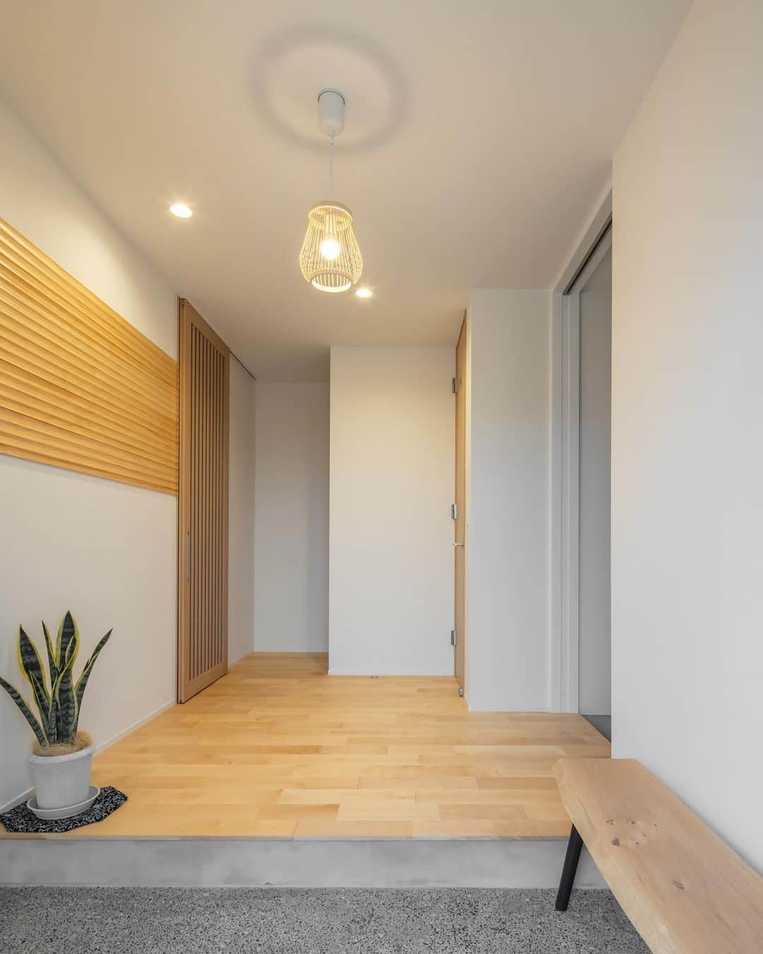 ルポハウス一級建築士事務所さんのインスタグラム写真 - (ルポハウス一級建築士事務所Instagram)「・ ・ ・ 《和やかに暮らす平屋/四日市市》 ・ 玄関にはゆとりと落ち着きを。来客用と家族用のドアを分けて計画しました。   ウォールアクセントは波打つような表情が目を引きます。 ・ ・ ・ 設計担当/田岡尚記 @n_taoka  インテリア担当/藤澤　佳織 @repos_j  ・ ・ ・ 𓐌𓐌𓐌𓐌𓐌𓐌𓐌𓐌𓐌𓐌𓐌𓐌𓐌𓐌𓐌𓐌𓐌𓐌  ルポハウスの施工事例はこちらまで☞ @reposhouse  𓐌𓐌𓐌𓐌𓐌𓐌𓐌𓐌𓐌𓐌𓐌𓐌𓐌𓐌𓐌𓐌𓐌𓐌 ルポハウス はちょっとかっこいい家 を"友人のために" という思いでつくっています。 一生に一度の#マイホーム。 「あなたにしかできない」×「ルポハウスだからできる」で、 私たちだけの#家づくり を思いっきり楽しんでみませんか？！ ・ ・ ・ #住宅 #注文住宅 #マイホーム計画 #家づくりアイデア #玄関 #玄関インテリア #2way玄関 #ウッドワン #デザインウォール #ウッドワンデザインウォール #洗い出し仕上げ #洗い出し玄関 #ベリティス #ベリティスメープル #無垢床 #カエデカバ #三重の家 #平屋 #平屋の家 #平屋玄関」5月22日 20時12分 - reposhouse