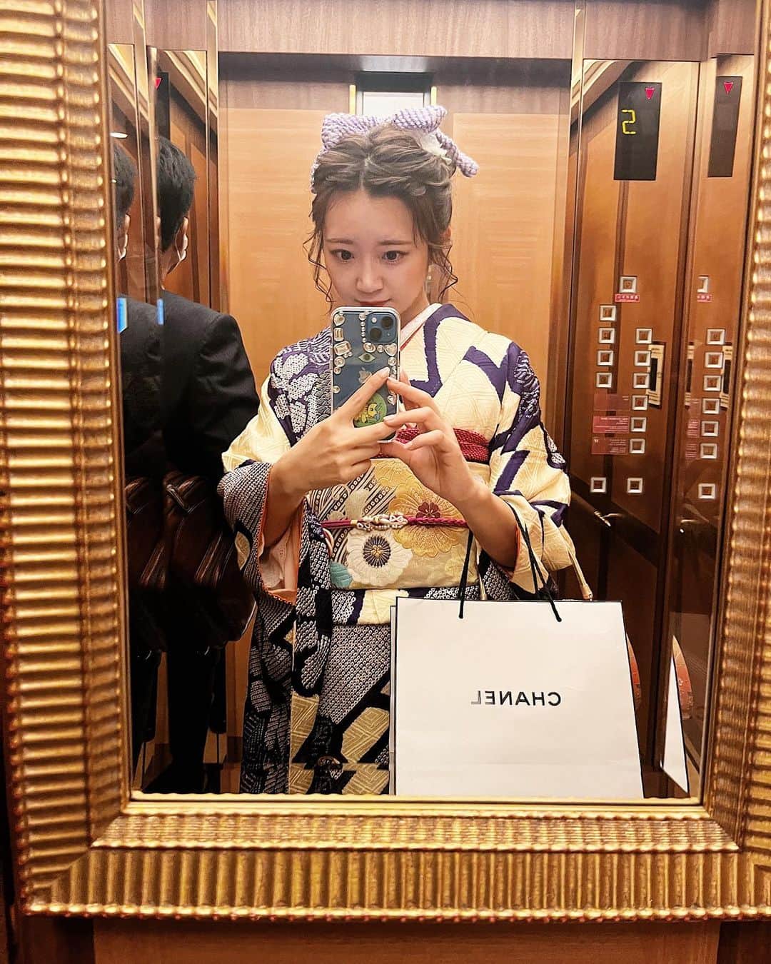 Madoka Yamamotoのインスタグラム：「先週末の家族デー👨‍👩‍👧むらさきゴールド👘大切な振袖を久しぶりに着る機会があり嬉しかった💖 ・ ・#振袖#着物#和装ヘア#着物ヘア」