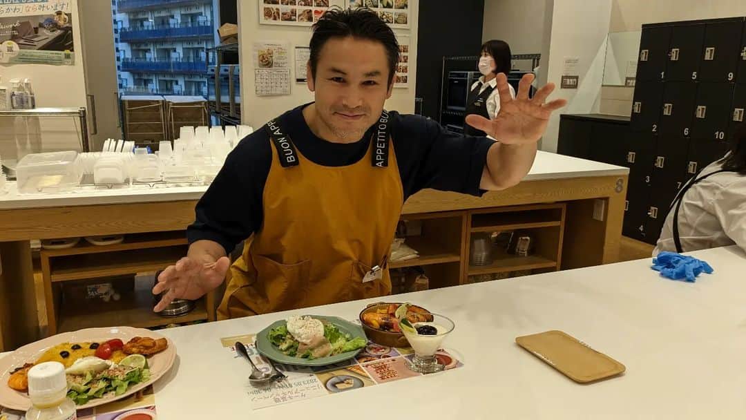 美濃輪育久（ミノワマン）のインスタグラム：「今回の料理トレーニングはタンドリーチキンパエリア＆レアチーズ  タンドリーチキンパエリアなんて、俺もできるようになれるんだぁ。  料理テクニックは全てに意味がある事が学びになります。  https://www.abc-cooking.co.jp/ #ミノワマンZ#タンドリーチキンパエリア＆レアチーズ#abcクッキング #料理」