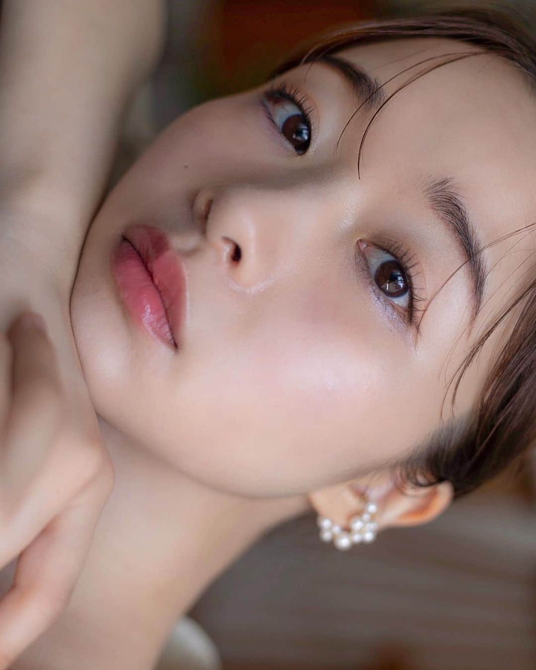 大木光のインスタグラム：「透明感あふれる目もとを演出する４色セットアイシャドウ。  光が織りなす彩りのハーモニーでファンタジックな印象のマーメイドラプソディ  @lunasolofficial  アイカラーレーション EX30 Mermaid Rhapsody  cheek  @narscosmeticsjapan  エアーマットブラッシュ　  @rmkofficial  ピュア コンプレクション ブラッシュ  lip @hince_official_jp  スリムフィットリキッドベルベット　  @lauramercier  リップグラッセ ハイドレーティング バームグロス  また動画でプロセスをアップします🙋‍♂️  #メイク #narscosmetics #ナーズ #ルナソル#lunasol #ルナソルアイシャドウ #rmk #hince#lauramercier #ローラメルシエ #アイシャドウ #アイメイク#アイライン#夏メイク」