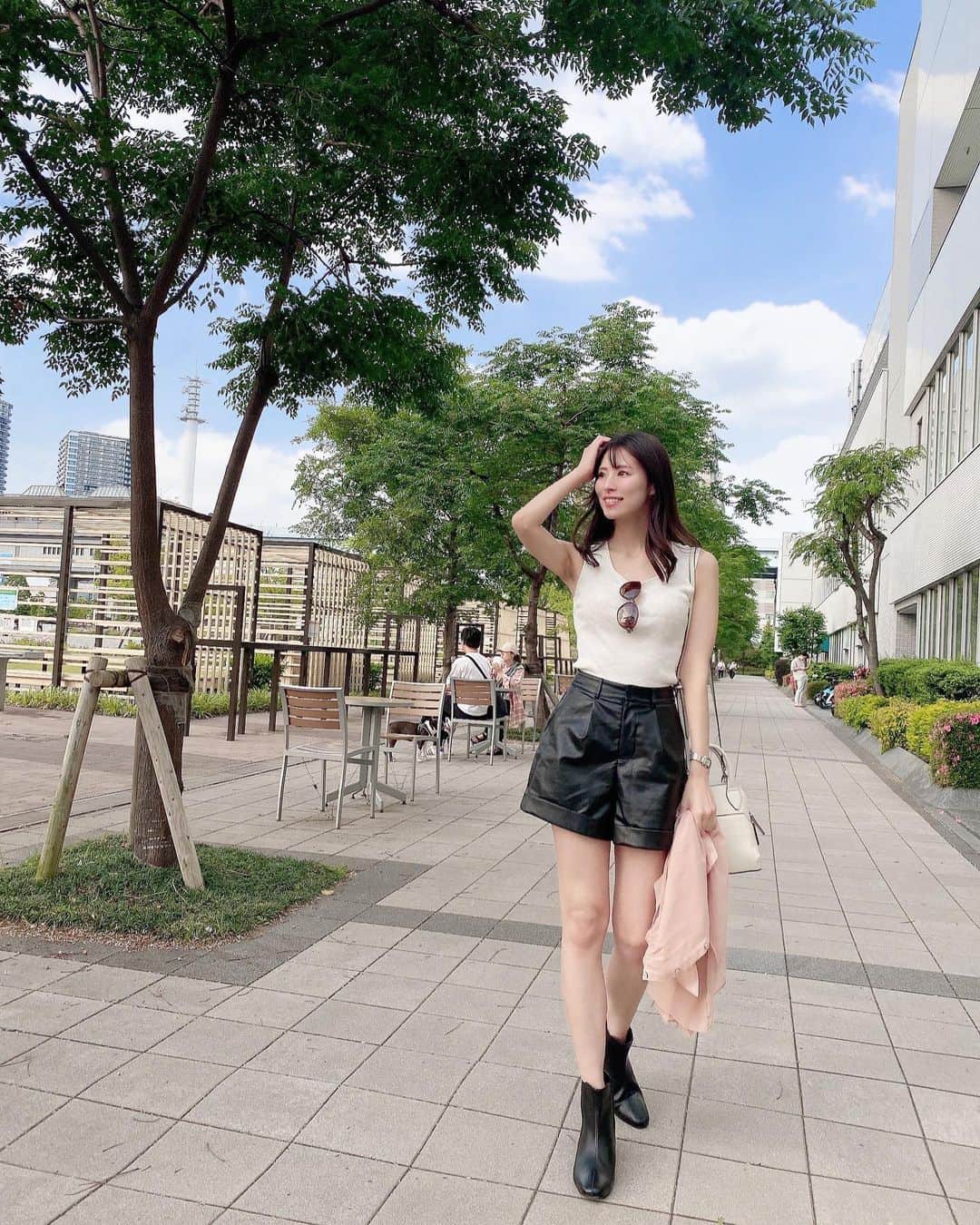橘沙奈のインスタグラム：「* White × Black  Simple code‪👍🏻 ̖́-‬  暑い日が続いてるから 5月なのにもう夏の格好🌞💦 * * * * * * * * * * * * * * * * * * * * * * * * #code #coordinate #fashion #instafashion #style  #model #japanesegirl #fashionshooting #シンプルコーデ #白黒コーデ #初夏コーデ #ショートパンツ」