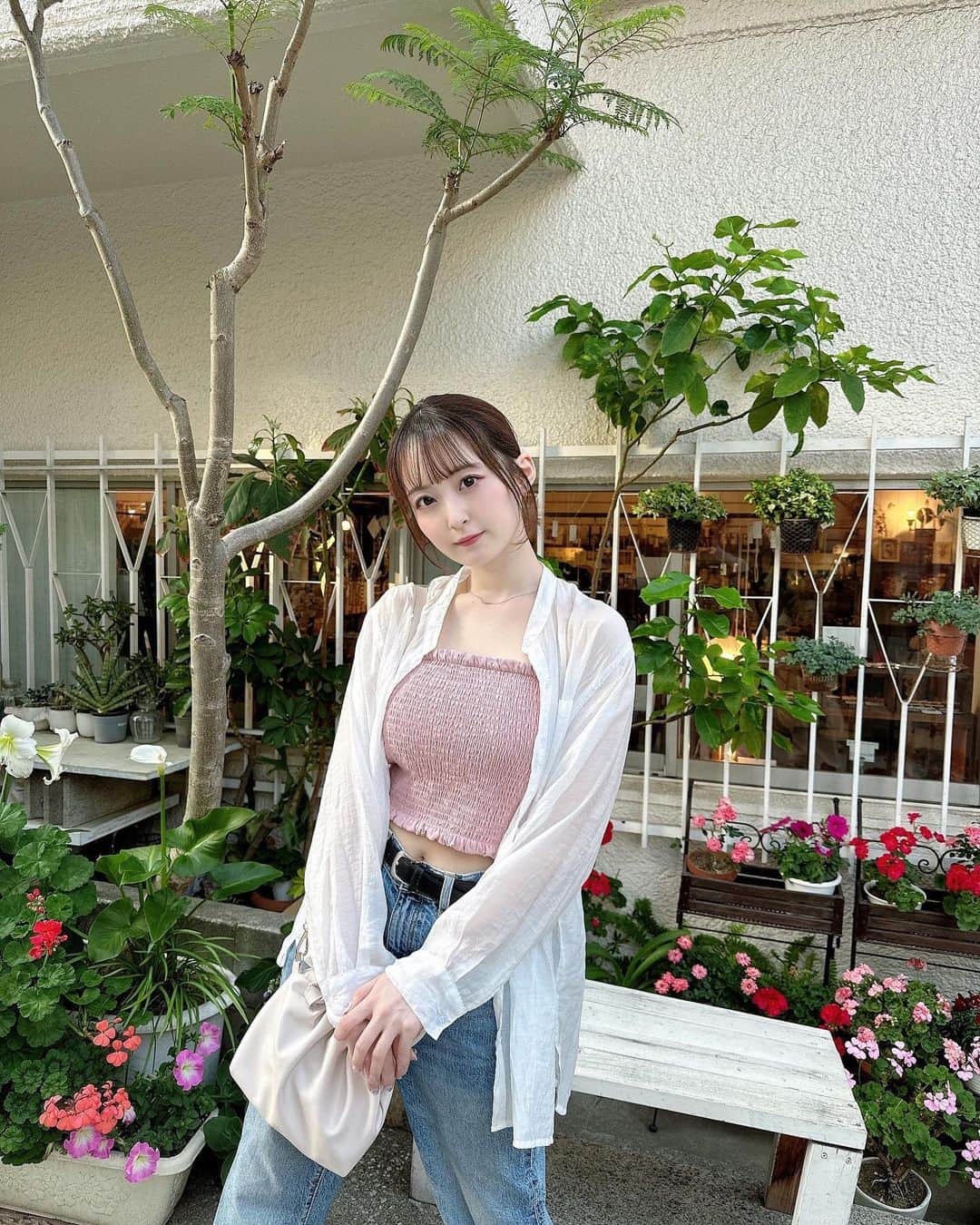 白井真緒のインスタグラム：「🌷🤍🪻 ⁡ ⁡ ⁡ やっぱりおしゃれするの楽しい お洋服は何枚あっても足りないよね。 ⁡ ⁡ ⁡ #こはくのふく #夏服 #chico #gu # #シアーシャツ #デニムコーデ #デニム #チューブトップ」