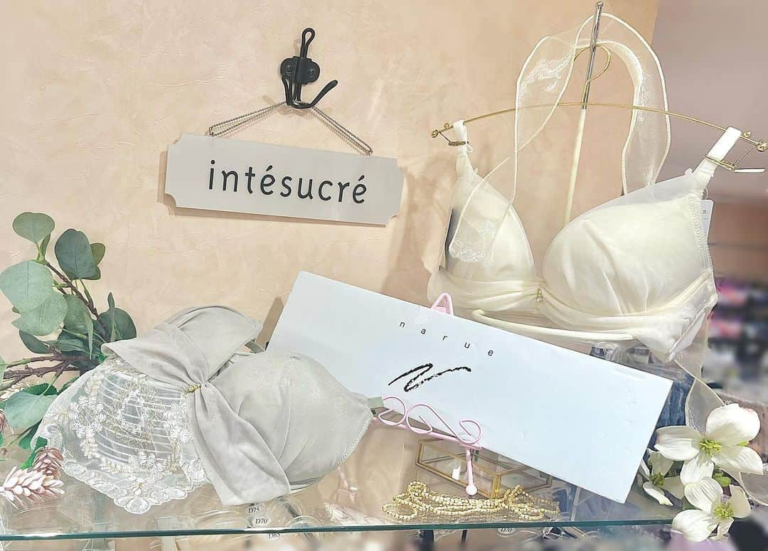 アンテシュクレさんのインスタグラム写真 - (アンテシュクレInstagram)「𖧷 ⁡ ルミネエスト店で大人気の『L Wire Bra』から 『エアリー』が登場致しました🎶 ⁡ チュールだけで仕上げているので、シンプルで軽やかな印象に✨️ ⁡ お洋服にも合わせやすく、 夏にこそ着けていただきたいコレクションです🎶 ⁡ ⁡ ⁡ 【ナルエー】〔エアリー〕 ⁡ ＊23-58510〔L Wire bra〕 size：B65～F75 ⁡ ＊23-58510〔ノーマルショーツ〕 size：M,L ⁡ ＊23-58111〔Tバックショーツ〕 size：M ⁡ ＊23-58112〔デザインショーツ〕 size：M ⁡ color：IV,BK,KA ⁡ ※店舗により取り扱い商品、カラー、サイズが異なります。 ⁡ ⁡ ⁡ 𓂃  ୨୧  𓂃 ⁡ ⁡ #ブラジャー #ナルエー #narue #新作 #夏ブラ #ひびきにくい #バストメイク #ランジェリーファッション #ランジェリーショップ #セレクトショップ #下着専門店  #アンテシュクレ #intesucre」5月22日 20時17分 - intesucre_official