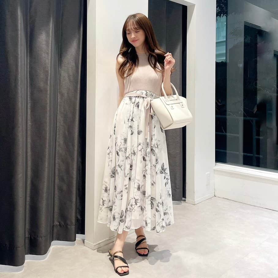 MERCURYDUOのインスタグラム：「. ／ #宇垣美里 さんWEB MAGAZINE第2弾公開✔︎ この夏GETすべき美シルエットワンピースを 厳選し4型ご紹介しています。  詳細は @mercuryduo_styling  トップURLからCHECK◎ ＼  ⁡ #フラワードッキングフレアワンピース color:off-white/lightgray/gray/babypink/blue/beige size:S/M  #フェイクレザーミニトート color:ivory/black/brown size:F  #クリアローヒールミュールサンダル color:black/yellow/silver size:36/38  ※お気に入り追加でポイントプレゼント！  ⁡ アイテム詳細やポイントGETは  @mercuryduo_stylingのTOP リンクからCHECK出来ます。  【着用スタッフ】 @mercuryduo_mika / 160cm 骨格ウェーブ / イエベ春 ⁡ ⁡  ＿＿＿＿＿＿＿＿＿＿＿＿＿＿＿＿＿＿＿＿＿＿＿＿＿＿  ⁡ @mercuryduo_com   #MERCURYDUO #公式通販RUNWAYchannel #マーキュリーデュオ  ＿＿＿＿＿＿＿＿＿＿＿＿＿＿＿＿＿＿＿＿＿＿＿＿＿＿ #ワンピースコーデ#ワンピコーデ#花柄ワンピース#花柄ワンピ#春ワンピ#春ワンピース#デートコーデ#デート服#大人可愛いコーデ#大人フェミニンコーデ#フェミニンコーデ#骨格ウェーブコーデ#イエベ春コーデ」
