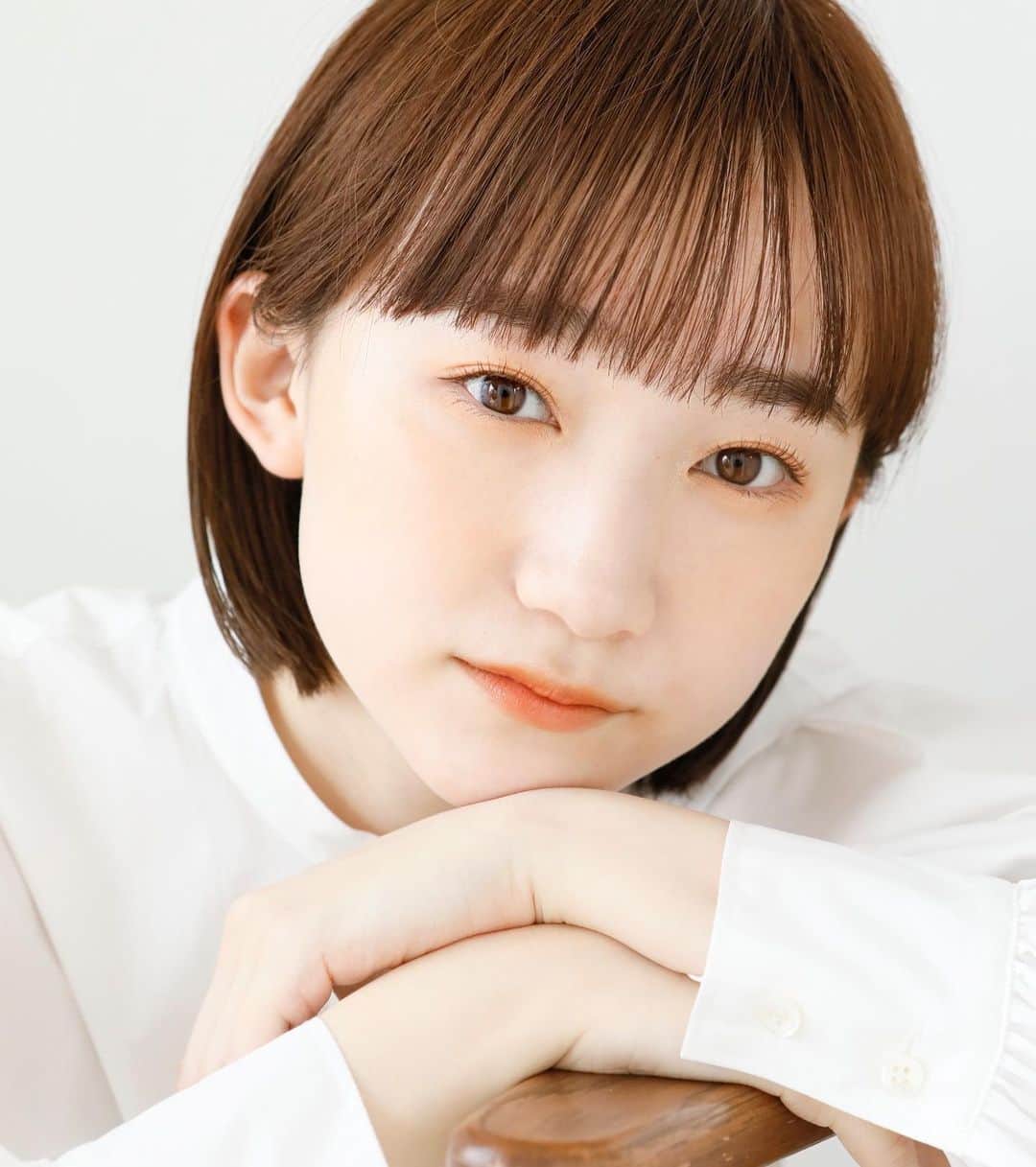 merのインスタグラム：「＼5月のビューティ特集／ 夏のスイッチ&最新メイク  今回は、merモデル・桃菜ちゃん の最新メイクをお届け🌞  さらっとしたお肌とイエローメイクを楽しみたい人は必見🍋🫧  アイテムとメイクの詳細は、merwebをぜひチェックしてみてくださいね！」