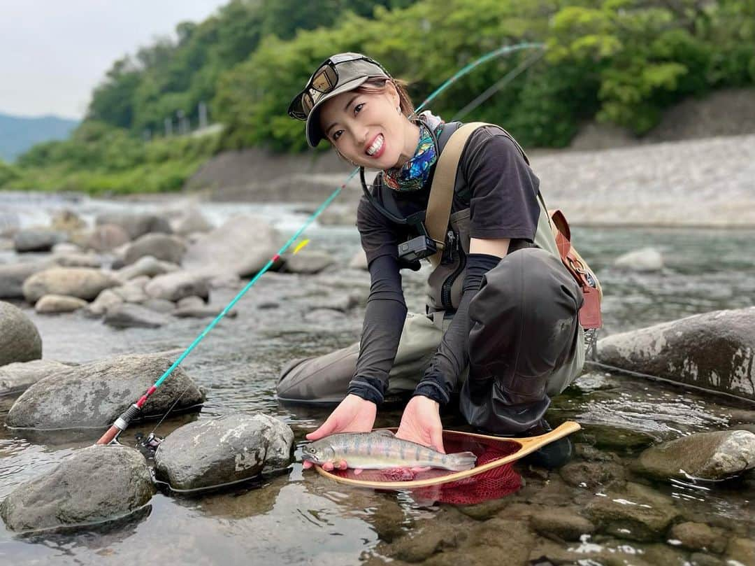 岡田万里奈のインスタグラム：「. . . . 先日早川でテレビ撮影のプラを兼ねて、 YouTube撮影してきました！ . この日は急に気温が30度になって、 魚たちも元気なくなっちゃったようで、 一日中フライやったけどダメ。。。 . 風が強くなったので、 夕まずめはルアーに変更！ 上流を釣り上がり、なんとか ヤマメをゲットしたと思ったら、尺でした。笑 . 今週末5/28は早川で清掃活動します！ 詳しくは、「アングラーズ　クリーンアップ」で検索🔍 ※わたしのインスタストーリーでも適時アップします！ . ぜひご協力をお願いします！ . . . #アングラーズ #アングラーズマイスター #早川 #箱根早川 #箱根早川でcr  #ヤマメ #尺ヤマメ #ヤマメ釣り  #渓流釣り #渓流ミノーイング #渓流釣り好きな人と繋がりたい  #riverfishing #troutfishing #trout #troutfly #troutlure #flyfishing #ladyangler」