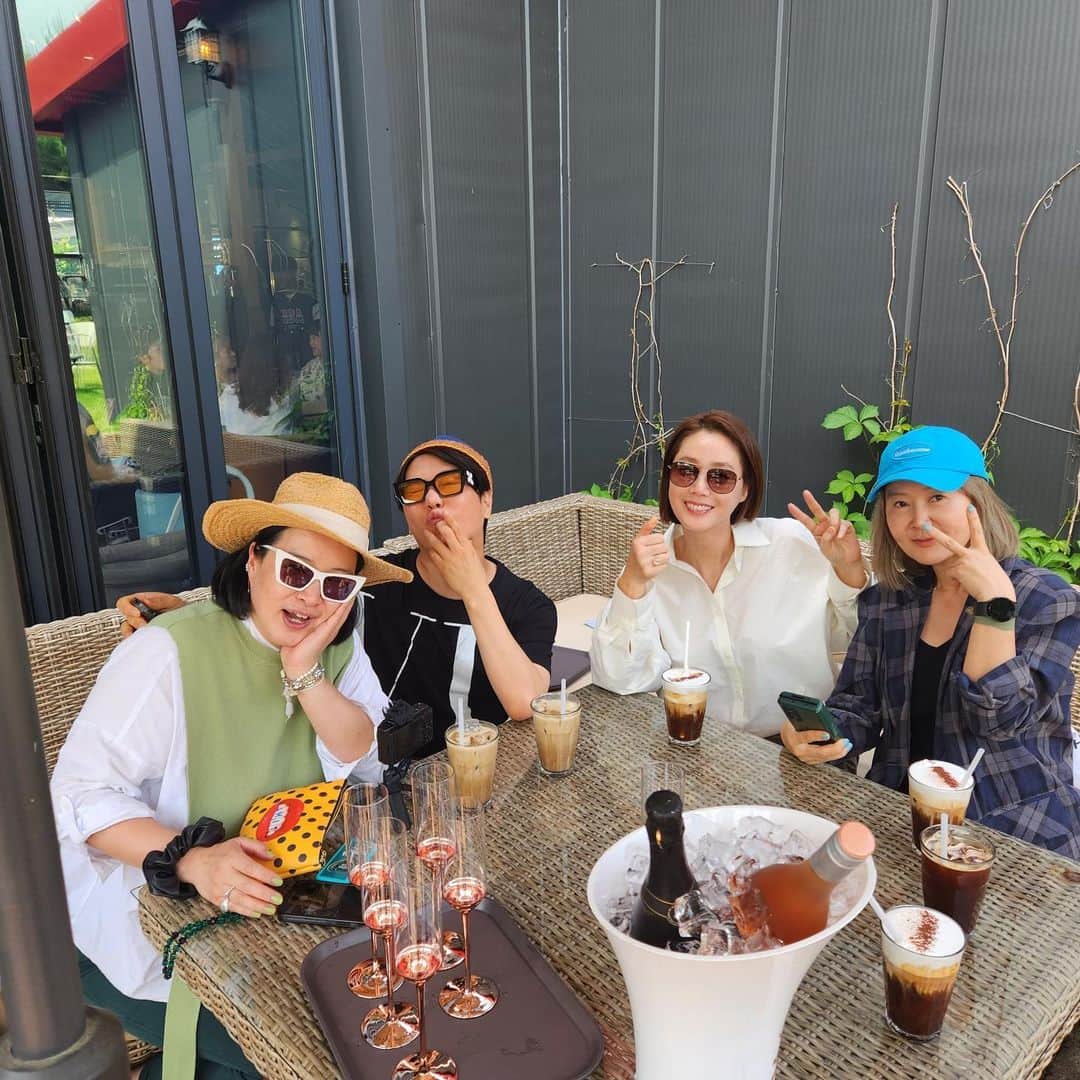 キム・ソンリョンのインスタグラム：「#춘천세계주류마켓 #답사 핑계로 먹고 마시고 🤣 #무알콜샴페인 느무 맛있네😊」