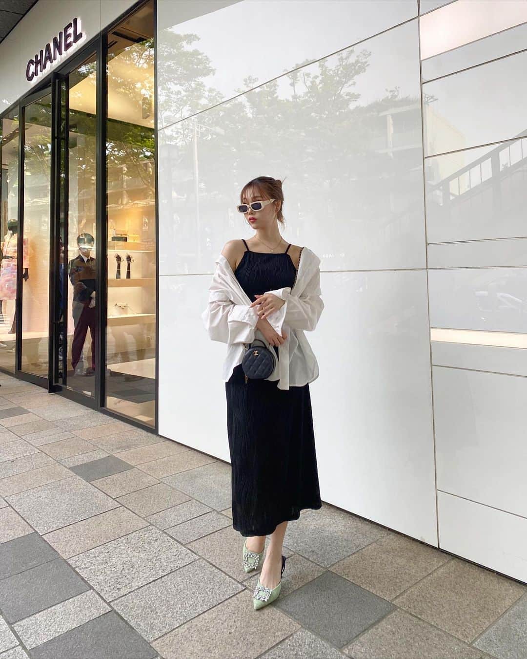 石川晶子（あきぽよ）のインスタグラム：「お買い物🛍️♡ CHANELっぽいコーディネートにした🤍  #ファッションコーデ #コーデ#chanel #ブラックコーデ#ホワイトコーデ #ワンホン#表参道カフェ #表参道テラス」