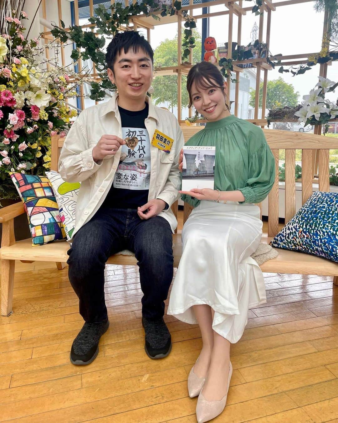 三宅絹紗のインスタグラム：「✒︎📚 お久しぶりの投稿になってしまいました🥺 サタファンゲストが 芥川賞作家の羽田圭介さん、 直木賞作家の門井慶喜さんと 偶然にも2週連続で文学シリーズ📖  お二人のお話がとっても面白く興味深くて、 1時間では全く足りなかったです😖🌟  これからお風呂に入りながら 本をゆっくり読もうっと📚  #羽田圭介 さん#芥川賞#芥川賞作家#スクラップアンドビルド#三十代の初体験#三宅イラスト 持ってくださってたことに今気づく#門井慶喜 さん#直木賞#直木賞作家#銀河鉄道の父#サタデーファンキーズ#サタファン#いわて#めんこいテレビ#三宅絹紗」