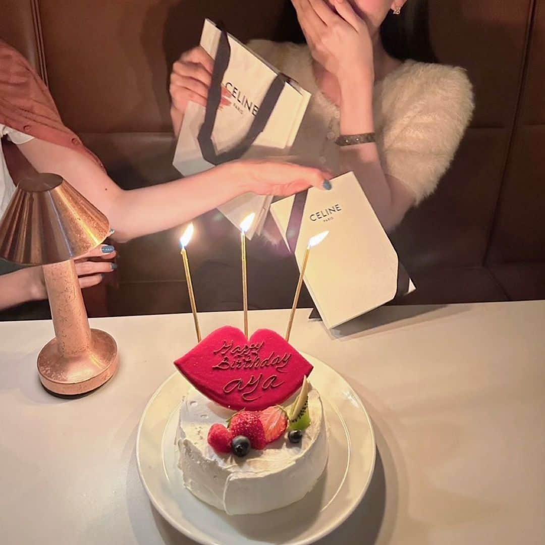 ayaさんのインスタグラム写真 - (ayaInstagram)「🥂🌩️🗒️  数年前に行って、 また行きたいなと思っていた 雰囲気の良いカフェ🍽️♡ @madison_newyork_kitchen   かわいいケーキと素敵なプレゼントで お祝いしてくれた🎂( т т )  ありがとう♥️🤍💡 @___rinyan @eripateee @rie_tabi   #madisonnewyorkkitchen #恵比寿  #恵比寿グルメ #恵比寿カフェ #恵比寿ランチ #恵比寿ディナー #マディソンニューヨークキッチン #誕生日ケーキ #誕生日プレート #誕生日ディナー #誕生日ご飯 #誕生日会」5月22日 20時34分 - xxayapink