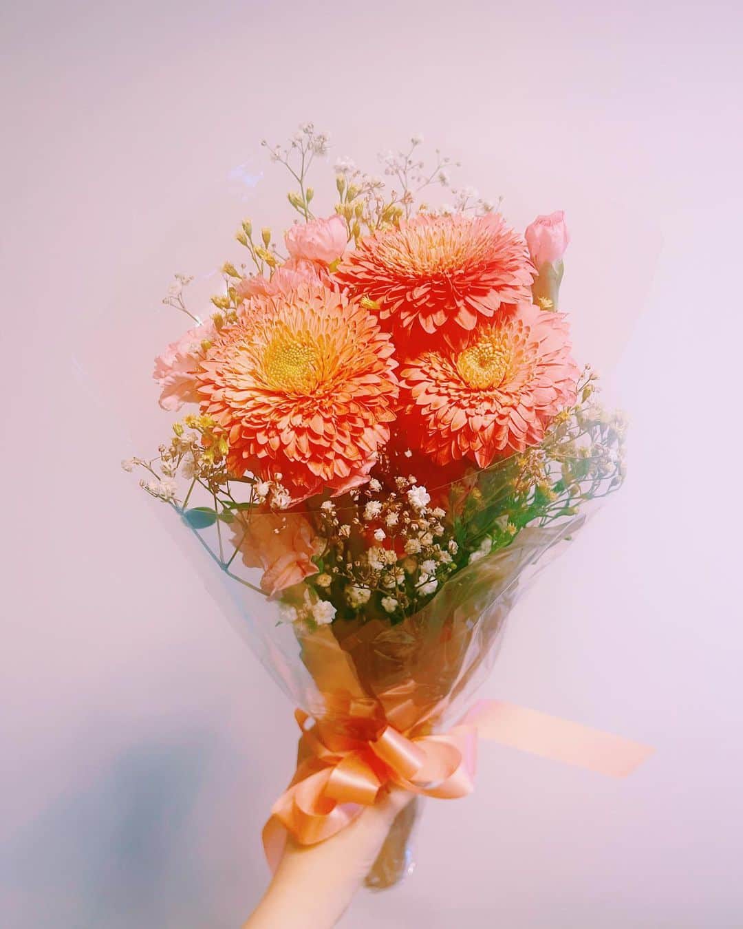 潘めぐみさんのインスタグラム写真 - (潘めぐみInstagram)「e s p e c i a l l y  f o r ...  あんな大きな花束と、この花束を沢山。  両手で抱きかかえてお店から運んできてくださったと思うと  なんだか、とっても、とーっても。  みんな、お疲れ様。  そして、ありがとう。」5月22日 20時29分 - han_meg_han