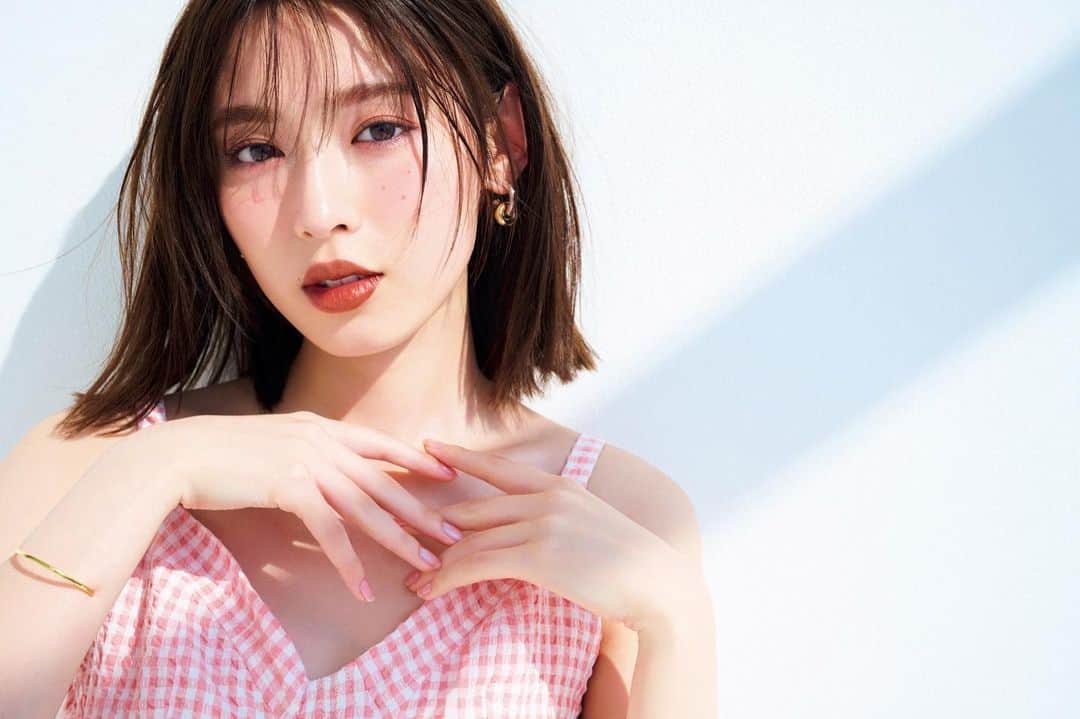 白石聖のインスタグラム：「💄 #MAQUIA 7月号 発売中です！是非ご覧ください💁‍♀️  @maquia.magazine」