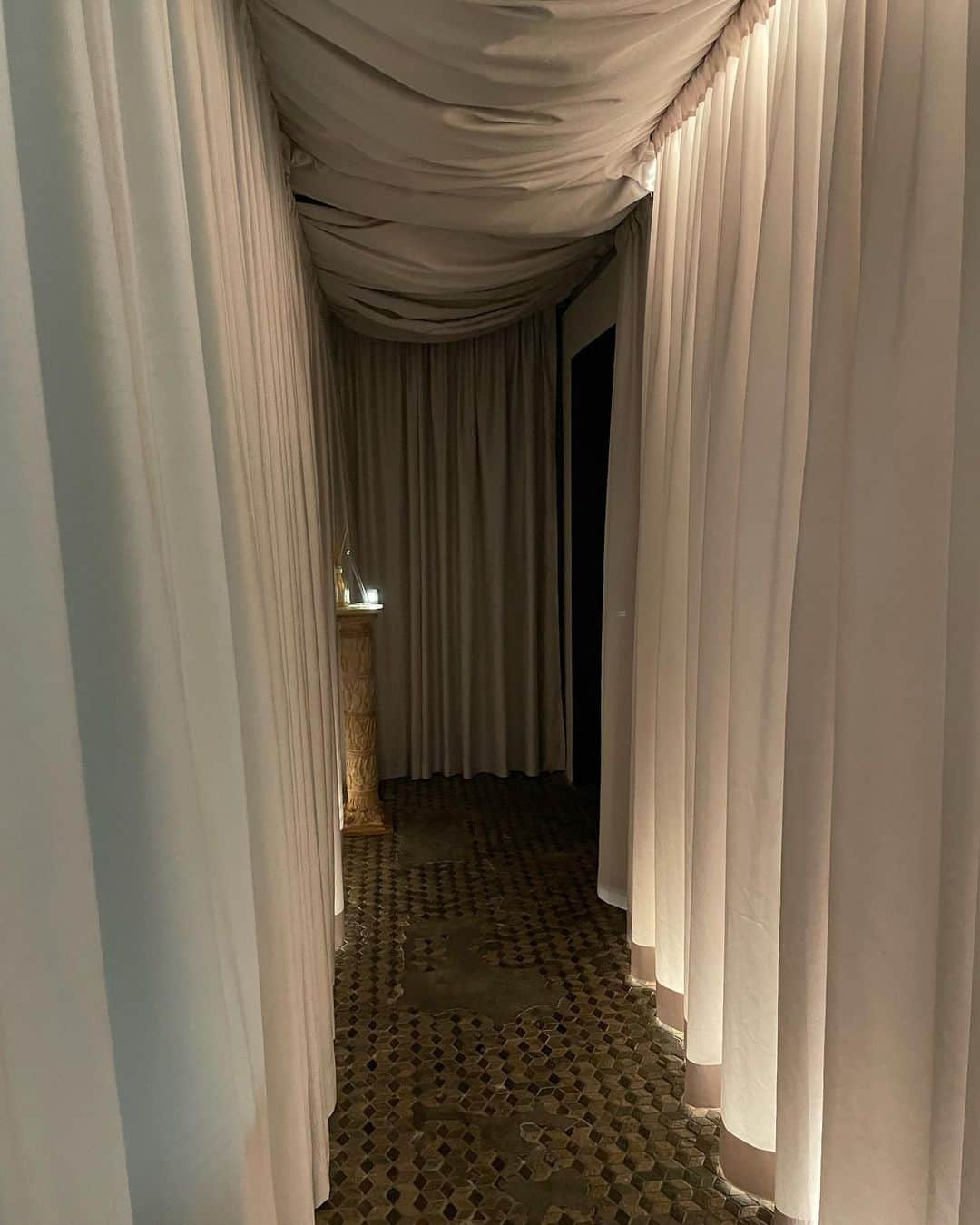 山田あかりさんのインスタグラム写真 - (山田あかりInstagram)「リッチすぎる空間のエステサロン  @qura.relaxation  めちゃくちゃよかったよー🥲♥ 本気でみんなに行って欲しい！  Quraのトリートメントはリラクゼーションから美容まで多彩なメニューがあって私は痩身でお願いしたよ！♥  友人同士やカップルで使えるスイートルームもあるよ😍  ここだけの話、フラワーデコレーションも行っているので大切な日にもお勧め🫶❤️  高級ホテルに来たみたいなリッチな空間でアメニティも充実していて、施術もめちゃくちゃ気持ちいいだけじゃなくてスッキリした！😍 ここのrokkanってサプリも家で飲んでるんだけど肌の調子が良いからおすすめだよ！  こんなに素敵な空間と施術なのにお値段安くてビックリした！ また東京戻った時行こうと思う😍  #リラクゼーション #六本木 #六本木エステ #カップルデート #ボディメイキング #ウエディングトリートメント #ラグジュアリーインテリア #ホテルスパ #六本木スパ #ヘッドスパ #六本木マッサージ #トータルビューティー #無料カウンセリング #デトックス #アロマトリートメント #キューラ #Qura #Qura_roppongi」5月22日 20時30分 - akari030201