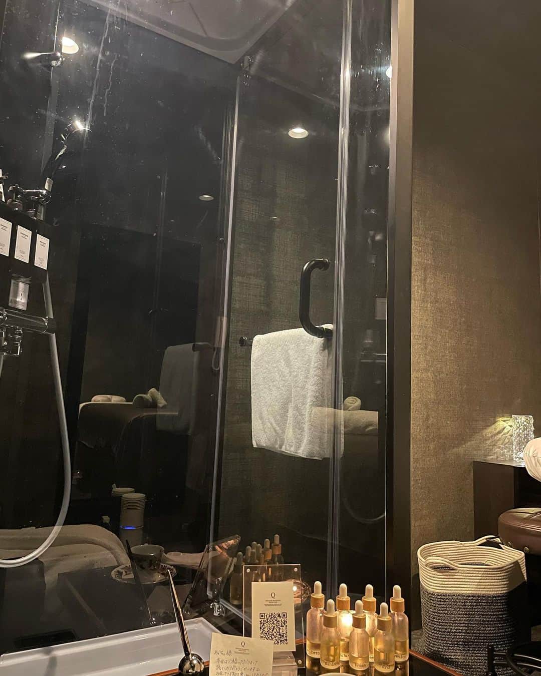 山田あかりさんのインスタグラム写真 - (山田あかりInstagram)「リッチすぎる空間のエステサロン  @qura.relaxation  めちゃくちゃよかったよー🥲♥ 本気でみんなに行って欲しい！  Quraのトリートメントはリラクゼーションから美容まで多彩なメニューがあって私は痩身でお願いしたよ！♥  友人同士やカップルで使えるスイートルームもあるよ😍  ここだけの話、フラワーデコレーションも行っているので大切な日にもお勧め🫶❤️  高級ホテルに来たみたいなリッチな空間でアメニティも充実していて、施術もめちゃくちゃ気持ちいいだけじゃなくてスッキリした！😍 ここのrokkanってサプリも家で飲んでるんだけど肌の調子が良いからおすすめだよ！  こんなに素敵な空間と施術なのにお値段安くてビックリした！ また東京戻った時行こうと思う😍  #リラクゼーション #六本木 #六本木エステ #カップルデート #ボディメイキング #ウエディングトリートメント #ラグジュアリーインテリア #ホテルスパ #六本木スパ #ヘッドスパ #六本木マッサージ #トータルビューティー #無料カウンセリング #デトックス #アロマトリートメント #キューラ #Qura #Qura_roppongi」5月22日 20時30分 - akari030201