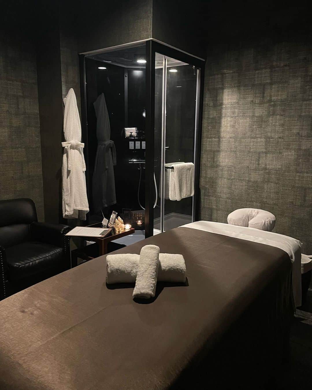 山田あかりさんのインスタグラム写真 - (山田あかりInstagram)「リッチすぎる空間のエステサロン  @qura.relaxation  めちゃくちゃよかったよー🥲♥ 本気でみんなに行って欲しい！  Quraのトリートメントはリラクゼーションから美容まで多彩なメニューがあって私は痩身でお願いしたよ！♥  友人同士やカップルで使えるスイートルームもあるよ😍  ここだけの話、フラワーデコレーションも行っているので大切な日にもお勧め🫶❤️  高級ホテルに来たみたいなリッチな空間でアメニティも充実していて、施術もめちゃくちゃ気持ちいいだけじゃなくてスッキリした！😍 ここのrokkanってサプリも家で飲んでるんだけど肌の調子が良いからおすすめだよ！  こんなに素敵な空間と施術なのにお値段安くてビックリした！ また東京戻った時行こうと思う😍  #リラクゼーション #六本木 #六本木エステ #カップルデート #ボディメイキング #ウエディングトリートメント #ラグジュアリーインテリア #ホテルスパ #六本木スパ #ヘッドスパ #六本木マッサージ #トータルビューティー #無料カウンセリング #デトックス #アロマトリートメント #キューラ #Qura #Qura_roppongi」5月22日 20時30分 - akari030201