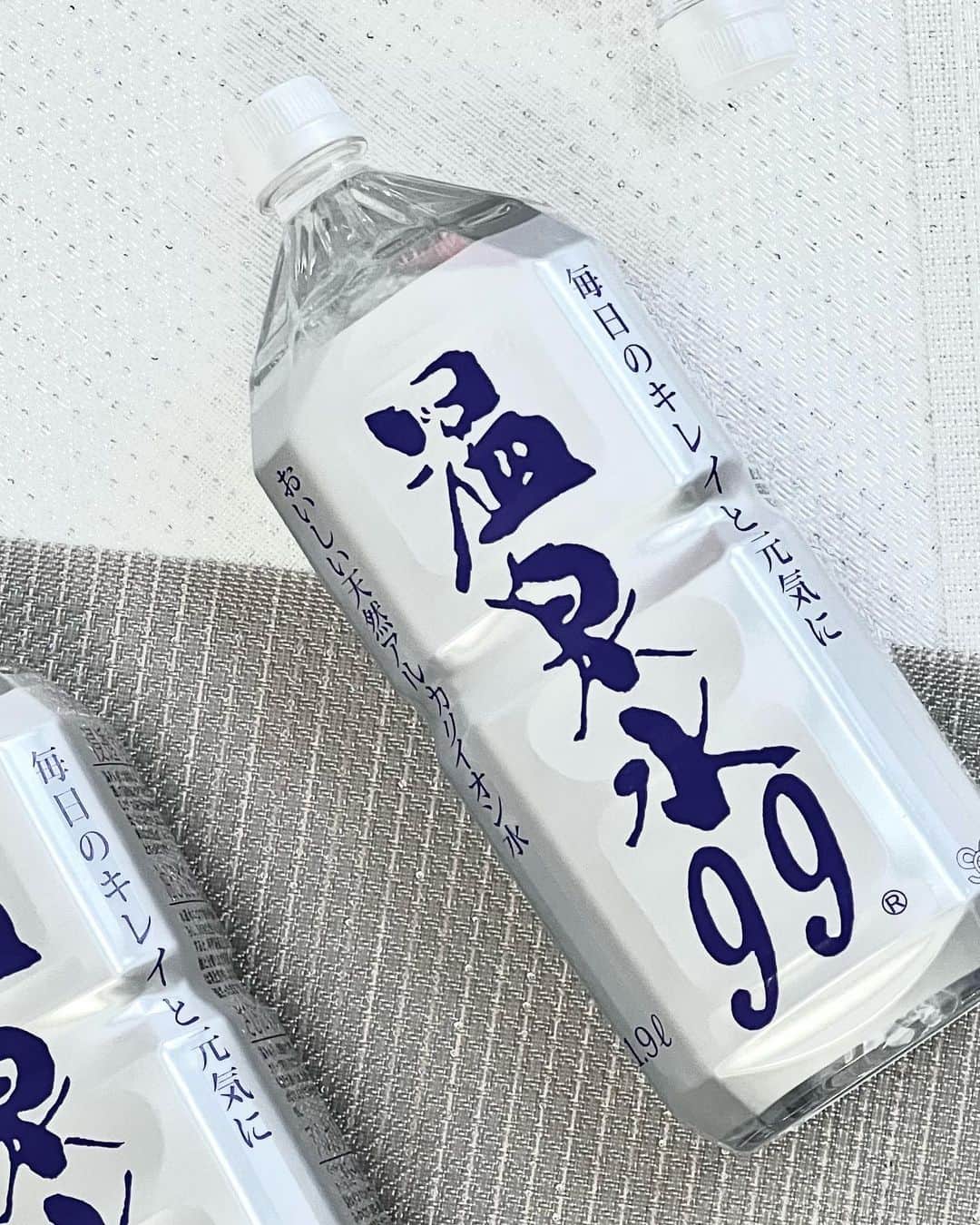 長沼南帆のインスタグラム：「美味しいお水😚 軟水で飲みやすくてとろっとしてて美味しい♥️  在宅の時は500mlを2-3本くらい飲んでます🤤  公式アカウントもぜひチェックしてください🫶 @onsensui99   #温泉水99 #温泉水 #アルカリイオン水 #ミネラルウォーター #美容と健康 #PR」