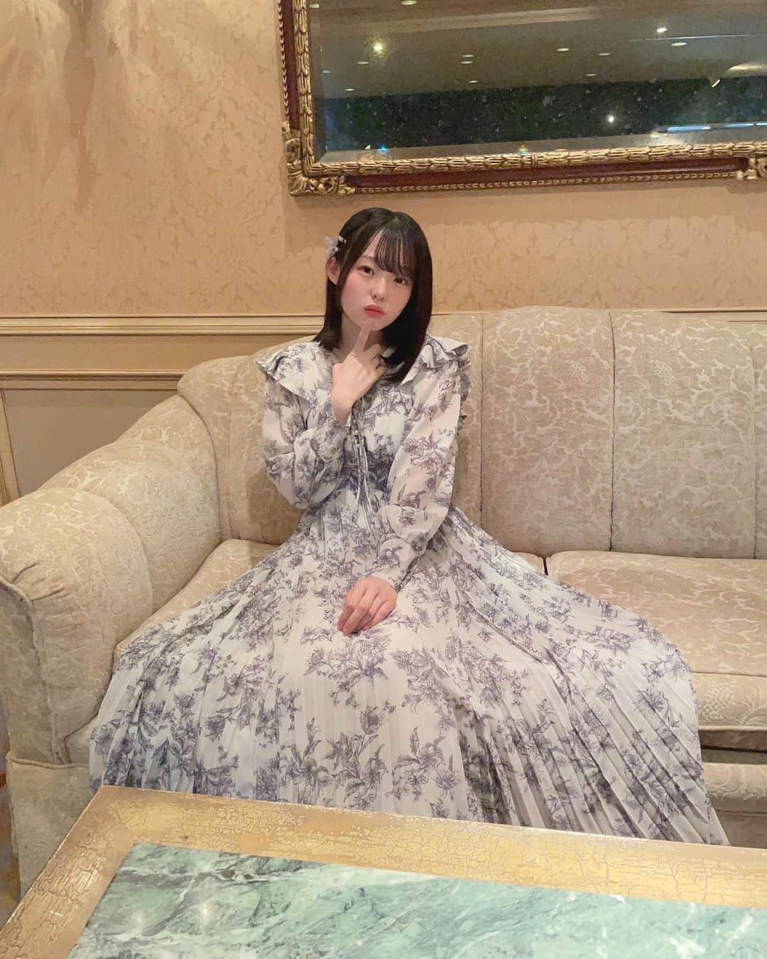 花咲ひよりのインスタグラム：「•  　　  大好きな辻利とのコラボアフタヌーンティーに行ってきたよ🫖♡  　　 2ヶ月以上前から予約して楽しみにしてたから行けて嬉しかった！　　 　　 お抹茶でした🌱　　 　　 　　 　　 　　 　　 　　 　　 　　  #アイドル #アイドル衣装 #アイドル前髪 #アイドルヘア #アイドルメイク #黒髪 #黒髪ボブ #黒髪ミディアム #黒髪女子 #ぼぶ#ボブ #ボブアレンジ #巻き髪 #ゆるふわ #ウェーブ巻き #ワンピース #夏コーデ #ストレートヘア #内巻き #アフタヌーンティー #抹茶スイーツ #抹茶カフェ #ホテル #ティータイム #スイーツ」