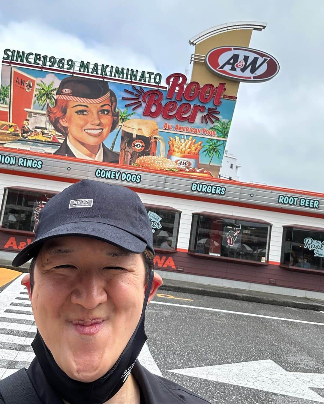 むらせのインスタグラム：「シューマッハで、A&Wにピットイン🏎️ #awバーガー #シューマッハ #沖縄グルメ #rootbeer #ビールだと思って飲まなかったけど #ノンアルなのね🍺」