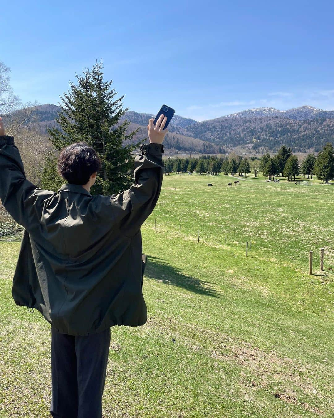 伊藤沙織さんのインスタグラム写真 - (伊藤沙織Instagram)「一泊目は星野リゾートトマム　ザ・タワーのスーパースイートに宿泊しました🌙  プライベートジャグジーとサウナが付いているお部屋🧖🏻‍♀️ ベッドは4台もあって広々〜🛌  眺望が良くて北海道の景色を堪能できました☺️ トマムの見どころ、雲海も早起きした甲斐があって見れたよ〜☁️☁️☁️  #トマムザタワー #星野リゾートトマム #トマム星野リゾート #雲海テラス」5月23日 7時23分 - saori__ito