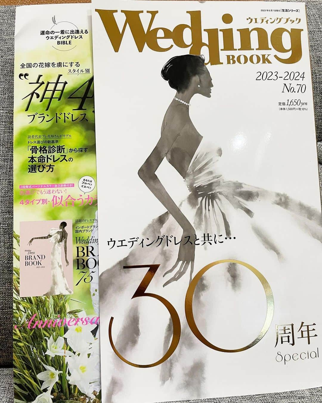 nae.ATELIERさんのインスタグラム写真 - (nae.ATELIERInstagram)「雑誌掲載のお知らせです。 ●『Wedding BOOK  No.70』（2023年5月23日発売）  Wedding BOOKさん30周年を迎える記念すべき号に、 今回もご掲載いただきました。  今回は、パリコレクションで発表したウエディングドレス"odetta"(オデッタ)とカラードレス"beth"(ベス)をメインに、すでにご好評を頂いているウエディングドレス"amber"(アンバー)と"irma"(イルマ)を掲載いただきました。  パリコレクションへ出展する際のコレクションコンセプト「自らをもって由となす」についてのお話を編集長にお伝えした時、瞬間的に撮影場所のご提案をいただいたのが 神社でした。  場所とドレスに合わせて le coeulさんにお作りいただいたブーケ二つは、 いつも通り、予想を超えた素敵なブーケ。  ヘアメイクは久しぶりの二法田さんで、 柔らかな陽の光に映える女性らしさのある雰囲気にしてくださいました。  普段のブランド撮影ではなかなか叶わない場所で、 日本の美を込めた特別な撮影をしていただけたことをとても嬉しく思います。  また、パリコレクション出展についても、 とても丁寧にご取材いただき、 バックステージの様子とランウェイの様子を 2ページに渡って掲載いただいております。  いつもとても素晴らしい写真と心のこもった美しい言葉でご紹介をくださるWedding BOOK様、 改めて、30周年、おめでとうございます。  雑誌は書店等にてお買い求めいただけますので、 是非ご覧くださいませ。  掲載いただいている"odetta"と"beth"は、nae.ATELIERのサロンにてご試着をスタートしております。  また、これから発表する今年の「HORN」の新作アクセサリーも、今回のコーディネートの中でほんの少しご覧いただけます。 @horn_tokyo  また詳細は追ってご紹介いたします。  どうぞよろしくお願い申し上げます。  Thanks for  @weddingdress_official   bouquet @lecoeul_flower  hair&make up @faccie_niho_sunny  photos of Paris @1k_pictures.llc   nae.ATELIER 東京都渋谷区恵比寿南1-13-2 EBISU COURT 101 TEL:03-6409-6369  #ateliernae #アトリエナエ #nae #ナエ #naeatelier #naebrides #naeatelierbrides #weddingdress #ミニマルドレス #ウエディングドレス #ウェディングドレス #Aラインドレス #スレンダードレス #マーメイドドレス #ウエディングドレス試着 #タキシード #シンプルドレス #モード #スタイリッシュ #2023秋婚 #2023冬婚 #weddingbook」5月23日 7時24分 - nae.atelier