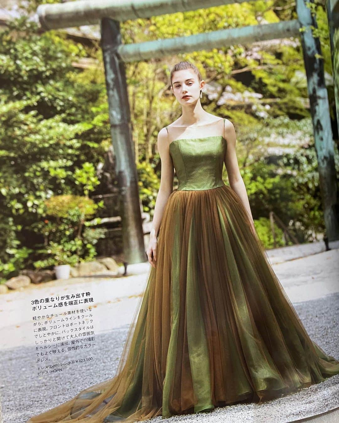 nae.ATELIERさんのインスタグラム写真 - (nae.ATELIERInstagram)「雑誌掲載のお知らせです。 ●『Wedding BOOK  No.70』（2023年5月23日発売）  Wedding BOOKさん30周年を迎える記念すべき号に、 今回もご掲載いただきました。  今回は、パリコレクションで発表したウエディングドレス"odetta"(オデッタ)とカラードレス"beth"(ベス)をメインに、すでにご好評を頂いているウエディングドレス"amber"(アンバー)と"irma"(イルマ)を掲載いただきました。  パリコレクションへ出展する際のコレクションコンセプト「自らをもって由となす」についてのお話を編集長にお伝えした時、瞬間的に撮影場所のご提案をいただいたのが 神社でした。  場所とドレスに合わせて le coeulさんにお作りいただいたブーケ二つは、 いつも通り、予想を超えた素敵なブーケ。  ヘアメイクは久しぶりの二法田さんで、 柔らかな陽の光に映える女性らしさのある雰囲気にしてくださいました。  普段のブランド撮影ではなかなか叶わない場所で、 日本の美を込めた特別な撮影をしていただけたことをとても嬉しく思います。  また、パリコレクション出展についても、 とても丁寧にご取材いただき、 バックステージの様子とランウェイの様子を 2ページに渡って掲載いただいております。  いつもとても素晴らしい写真と心のこもった美しい言葉でご紹介をくださるWedding BOOK様、 改めて、30周年、おめでとうございます。  雑誌は書店等にてお買い求めいただけますので、 是非ご覧くださいませ。  掲載いただいている"odetta"と"beth"は、nae.ATELIERのサロンにてご試着をスタートしております。  また、これから発表する今年の「HORN」の新作アクセサリーも、今回のコーディネートの中でほんの少しご覧いただけます。 @horn_tokyo  また詳細は追ってご紹介いたします。  どうぞよろしくお願い申し上げます。  Thanks for  @weddingdress_official   bouquet @lecoeul_flower  hair&make up @faccie_niho_sunny  photos of Paris @1k_pictures.llc   nae.ATELIER 東京都渋谷区恵比寿南1-13-2 EBISU COURT 101 TEL:03-6409-6369  #ateliernae #アトリエナエ #nae #ナエ #naeatelier #naebrides #naeatelierbrides #weddingdress #ミニマルドレス #ウエディングドレス #ウェディングドレス #Aラインドレス #スレンダードレス #マーメイドドレス #ウエディングドレス試着 #タキシード #シンプルドレス #モード #スタイリッシュ #2023秋婚 #2023冬婚 #weddingbook」5月23日 7時24分 - nae.atelier