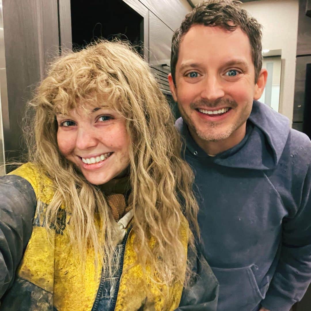 サミー・ハンラティのインスタグラム：「EP 8 SPOILERS AHEAD!⚠️ you have been warned!   Well this was a wild one! I absolutely adore and love @lerouxluciano and his family! This episode broke my heart watching it back and that’s due to how wonderful @lerouxluciano is♥️ We film a heavy and intense show so as always here is a dump of how we cope…by being goofy mofos  #yellowjackets #bts #showtime」
