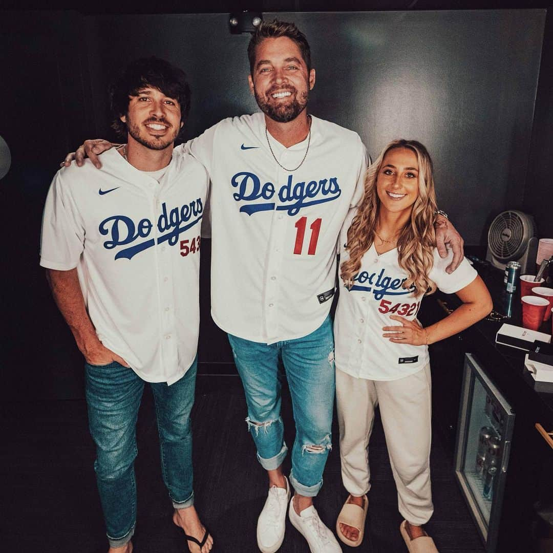 ブルット・ヤングさんのインスタグラム写真 - (ブルット・ヤングInstagram)「Thats a W R A P on the #5Tour321! Huge thanks to my pals @morganevansmusic and @theashleycooke for absolutely rocking it every single night. We appreciate every single one of y’all that came out and saw us. Last but not least - thank you to our AMAZING band and crew that made this entire tour happen. Love y’all!!」5月23日 5時57分 - brettyoungmusic