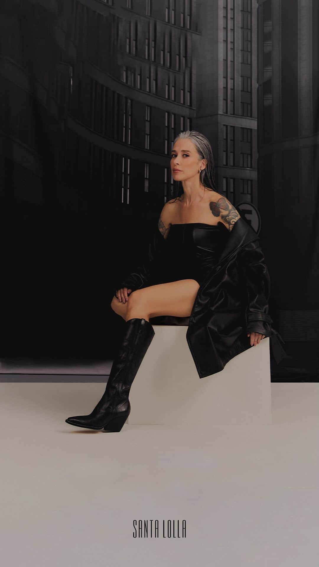 Santa Lollaのインスタグラム：「GENUINE LEATHER I Com design sofisticado e detalhamentos especiais, introduzimos a nossa nova linha de bolsas premium, que chega para integrar e exaltar ainda mais o portfólio Santa Lolla. Dê o play no vídeo para conferir alguns dos shapes desse super lançamento! #santalolla #santalollainv23 #SLhandbags #GenuineLeather」