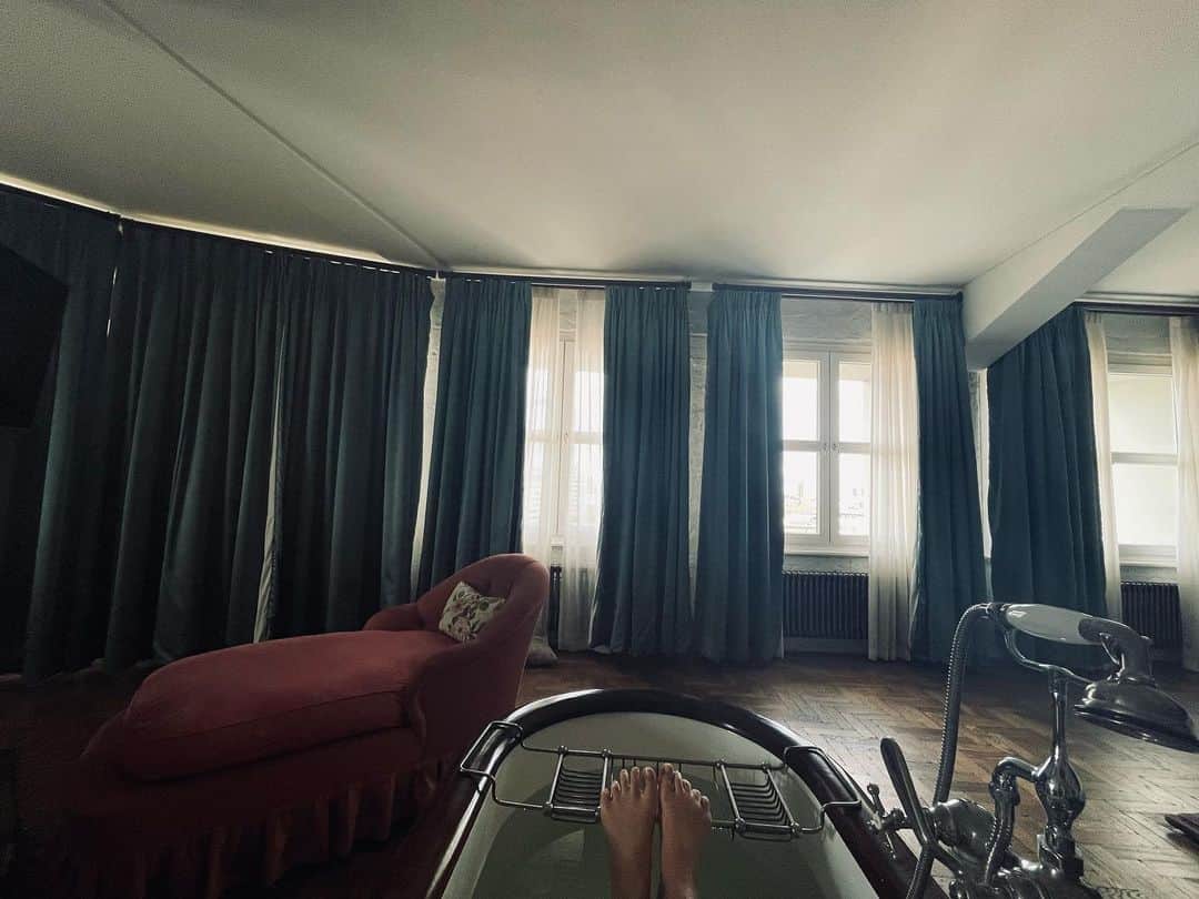 マギー・ジレンホールさんのインスタグラム写真 - (マギー・ジレンホールInstagram)「Thank you @sohohouse for a lovely stay in Berlin x」5月23日 5時59分 - mgyllenhaal