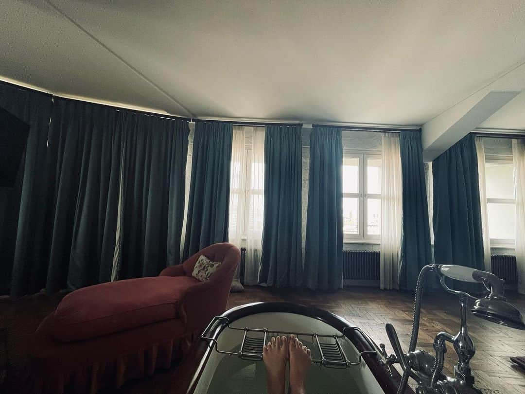 マギー・ジレンホールのインスタグラム：「Thank you @sohohouse for a lovely stay in Berlin x」