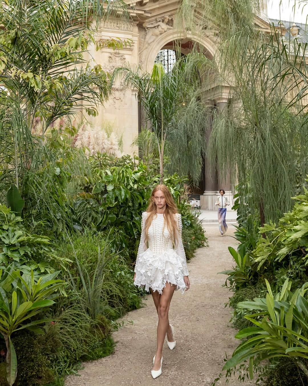 ジマーマンさんのインスタグラム写真 - (ジマーマンInstagram)「New Arrival: The Coaster Corset Laced Dress from Spring 23 has just landed. Styled on the runway with the Large Floral Ear Cuff and Twisted Towel Slingback 85. #ZimSpring23 #zimmermann」5月23日 6時00分 - zimmermann