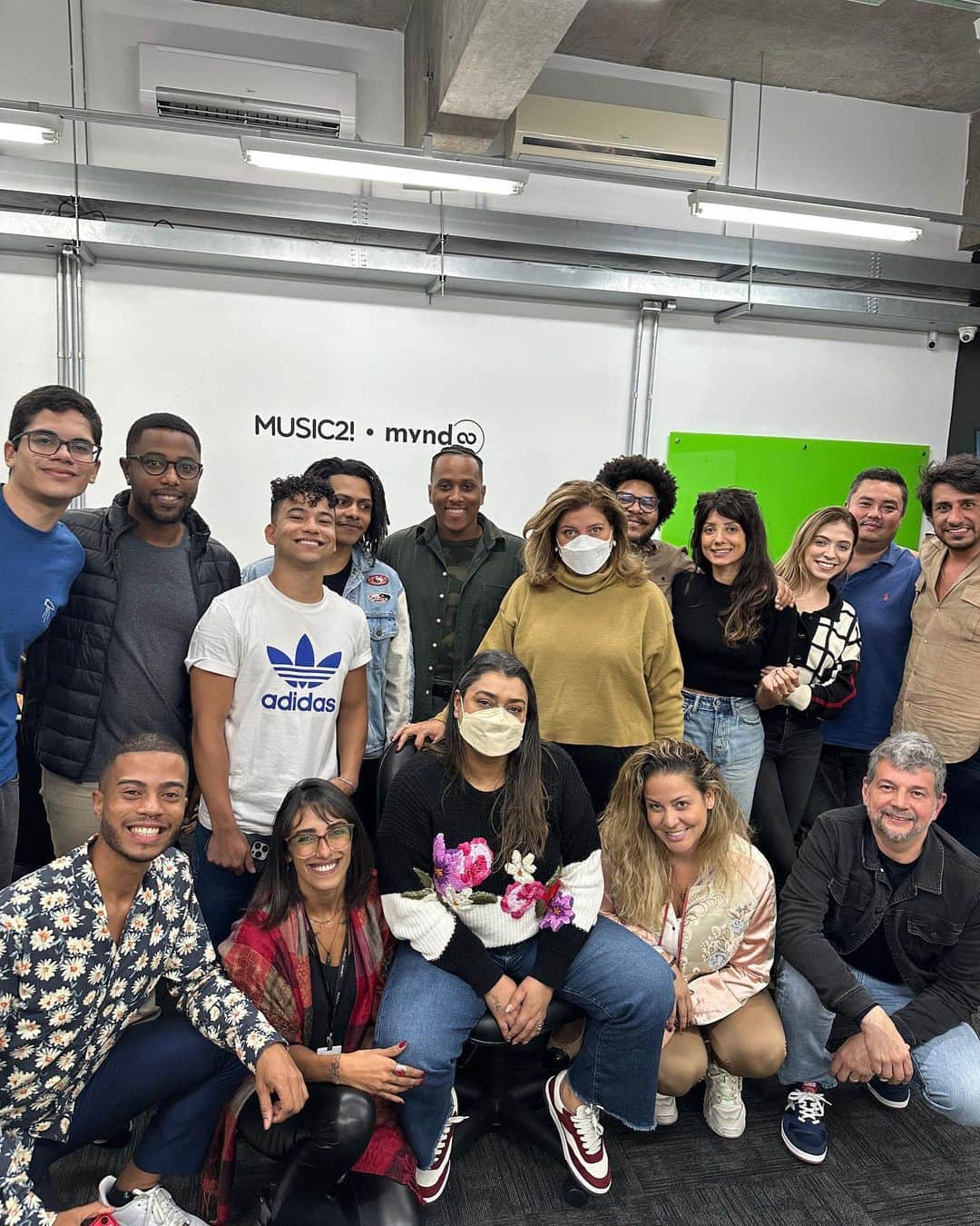 Preta Gilのインスタグラム：「Que felicidade!!! A primeira reunião de trabalho do ano !!! Vamos voltar time!!!!! @music2mynd amo vocês !!!! Faltaram na foto meus sócios amados @fatimapissarra @scappini.carlos e @azevedomarcello , mas foram muito bem representados por essa equipe que tanto amo !!! Obrigada @campos_mari @monicaaires @judeilton @josecirilo888 @cadu_aun @malupbarbosa @juju_monteiro pela linda recepção!!!」