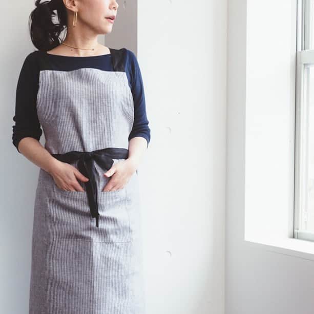 若山曜子のインスタグラム：「fogさんとのコラボエプロン　リトアニアからちょっと早めに到着しました✨これから確認作業→発送いたします。 今週末にはみなさんのお手元に届くようがんばりまーす！（🐈‍⬛さんが）  写真は意外にも一番人気だったストライプ。柄物はシミが目立たなくて私も愛用しています。タテストライプな上にリボンが黒いのもスッキリ効果ありだなと思っております❤️」