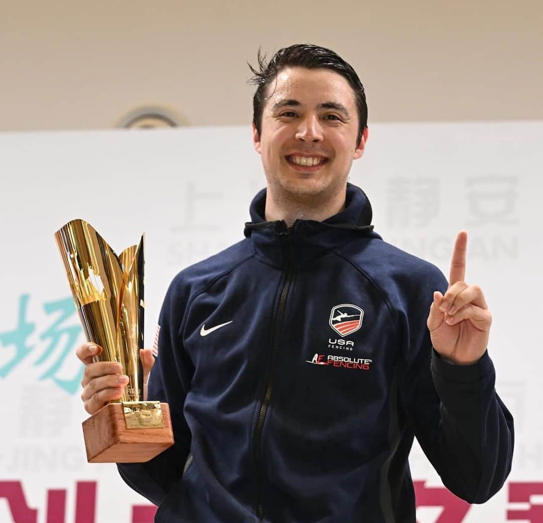 アレクサンダー・マシアラスさんのインスタグラム写真 - (アレクサンダー・マシアラスInstagram)「🏆 GOLD 🏆 at the Shanghai Grand Prix! So proud to be back on top of the podium for the third time this season.  Shanghai will always be a special place for me to compete in. Not only is it the location of some of my first international fencing experience (fencing camps when I was 10), but it is my grandmother’s hometown, the city where my grandparents met. Although Ahma and Ahgong never got the opportunity to watch me fence live, I like to think of them every time I compete here.  Thank you to all the fans who came to support all day, hearing the crowd cheer my Chinese name during the finals is an experience I’ll never forget!  上海大獎賽冠軍！這是我這年第三次得到金牌.  我每一次在上海比賽覺得很有意義.上海不但是我小時候最早的國外擊劍經驗，也是我外婆的家鄉，我外婆外公見面的地方.他們從來沒有機會看我打劍，但是我每次回來打比賽就想著他們.  謝謝上海大獎賽的觀眾和我的粉絲，聽到你們大聲喊 ”陳海翔，加油” 是一個我不會忘記的經驗！  #bizziteam #fencing #escrime #esgrima #escrima #scherma #펜싱 #fechten #フェンシング #击剑 #teamUSA #фехтование #leonpaul」5月23日 6時29分 - amassialas