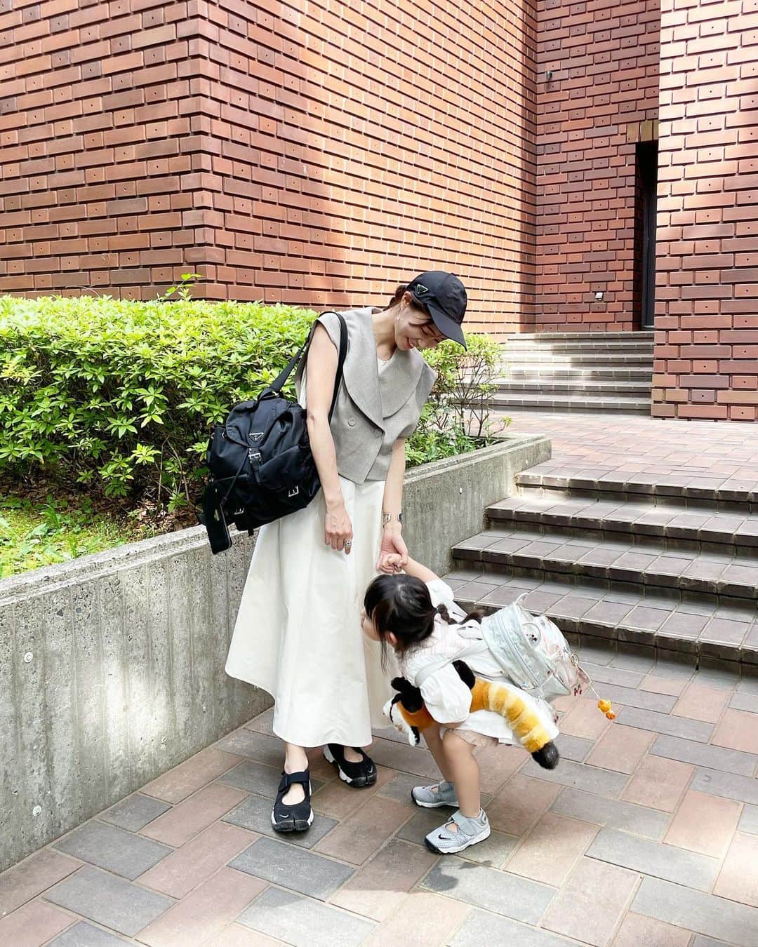 鈴木優美 のインスタグラム：「今更ながらGWの投稿… 上野動物園コーデとリアル。 先日のリールで娘のパンダ違いに笑ってもらえましたでしょうか👧🏻 レッサーパンダ可愛いですけどね💛 上野動物園ではパンダかなと思ったのは私だけじゃないはず🐼笑 この日は夏日だったので、ワンピに @naturalbeautybasic_official のベストを羽織って。 娘はひたすら抱っこだったので、エアリフトで正解〜！ そしてみんなお揃い👟 . 週末は片付けに追われていて、もはや大掃除🧹笑 お陰様で家の中がスッキリ〜✨ 昨日は幼稚園の親子遠足で(これまた夏日の動物園🐘)、なんだかやっと今日から普段通り？ 今日も頑張ろうー🥸 . . . . . . . . . #naturalbeautybasic #nnaturalbeautybasic #prada #nike #zazakids #ナチュラルビューティーベーシック #プラダ #ナイキ #エアリフト #ザラキッズ #親子コーデ #母娘 #2歳差 #2歳差育児 #兄妹 #上野動物園」