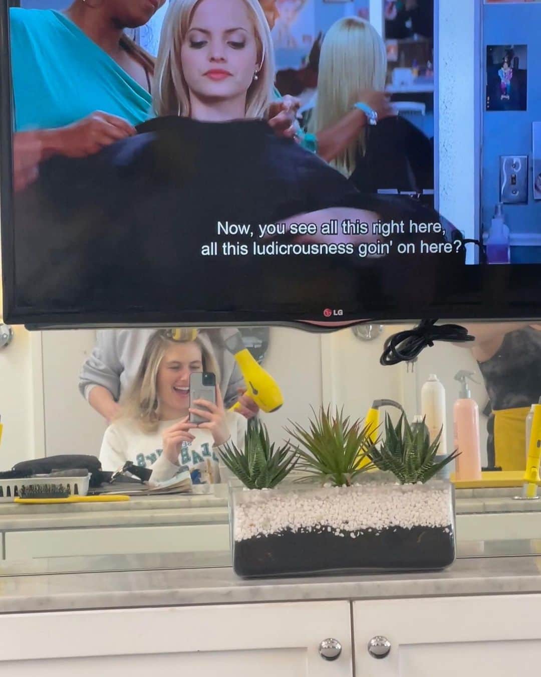 ミーナ・スヴァーリのインスタグラム：「Just two sisters getting their hair done😂 @camerakelly @thegreatestinheritance vs. #BeautyShopMovie #Throwback #FilmFam」