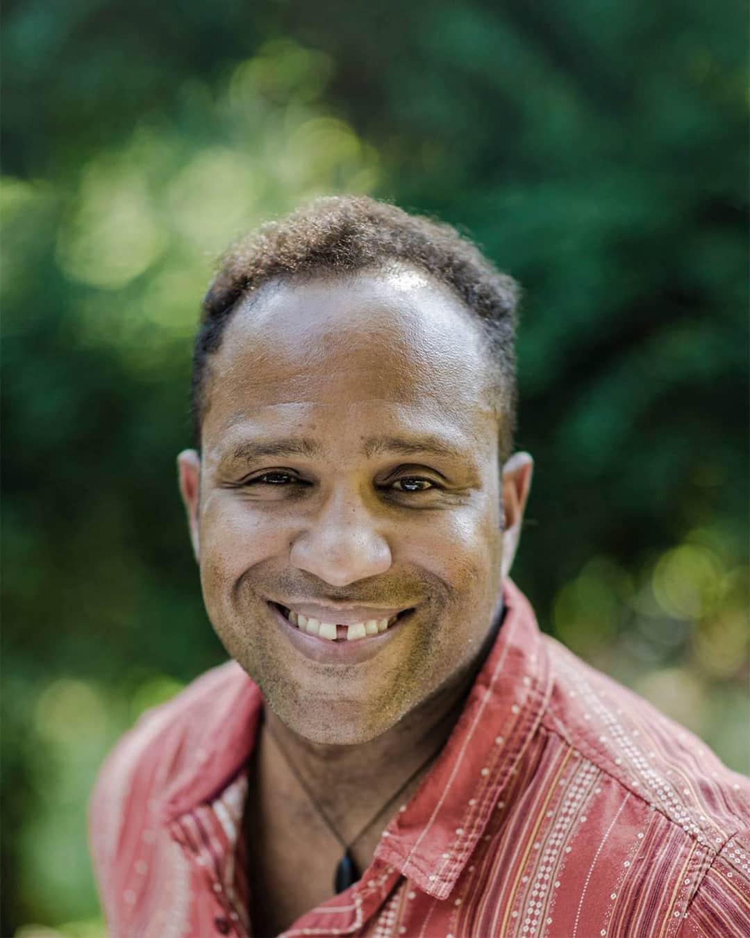 オスプレーのインスタグラム：「“As each of us finds our place in the world outside, I believe that we will find ways to protect it and each other.”  As an author, journalist and guide, James Edward Mills turns to the trails to find peace, positivity and fulfillment outdoors—and reminds us to be present as we do the same. Read more via the link our Stories today.   📷: Tim Yanacheck | Nick Berard  #OspreyPacks」