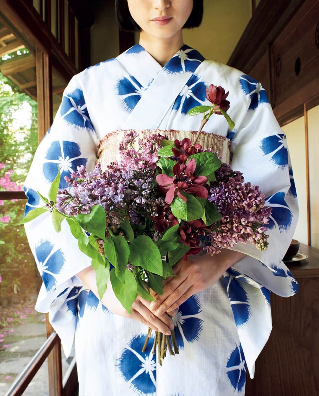 &Premium [&Premium] magazine.さんのインスタグラム写真 - (&Premium [&Premium] magazine.Instagram)「今月の花は、様々な品種のライラック。毎号はじまりは『ル・ベスベ』の松岡龍守さん（@levesuve1997）が選ぶ、花のページから。最新号「あの人は、どう生きてきたのか」発売中です。 fashion direction : Mitsuru Kurosawa  photo : Keita Goto (W)  hair & make-up : Ryoki Shimonagata flower arrangement : Tatsumori Matsuoka (Le Vésuve)  model : Hiromi Ando (mille management)  cooperation : Aya Satake #andpremium #アンドプレミアム #あの人はどう生きてきたのか #wayoflife #levesuve #bouquet #floristry #floristlife #ライラック #花束 #フラワーアレンジメント」5月23日 7時01分 - and_premium