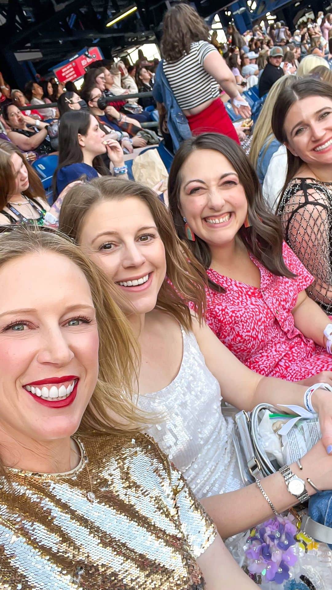 モーガン・プレッセルのインスタグラム：「The night we danced like we knew our lives would never be the same 💘🪩💄🕺   @taylorswift @taylornation #erastour #foxyfoxborough」