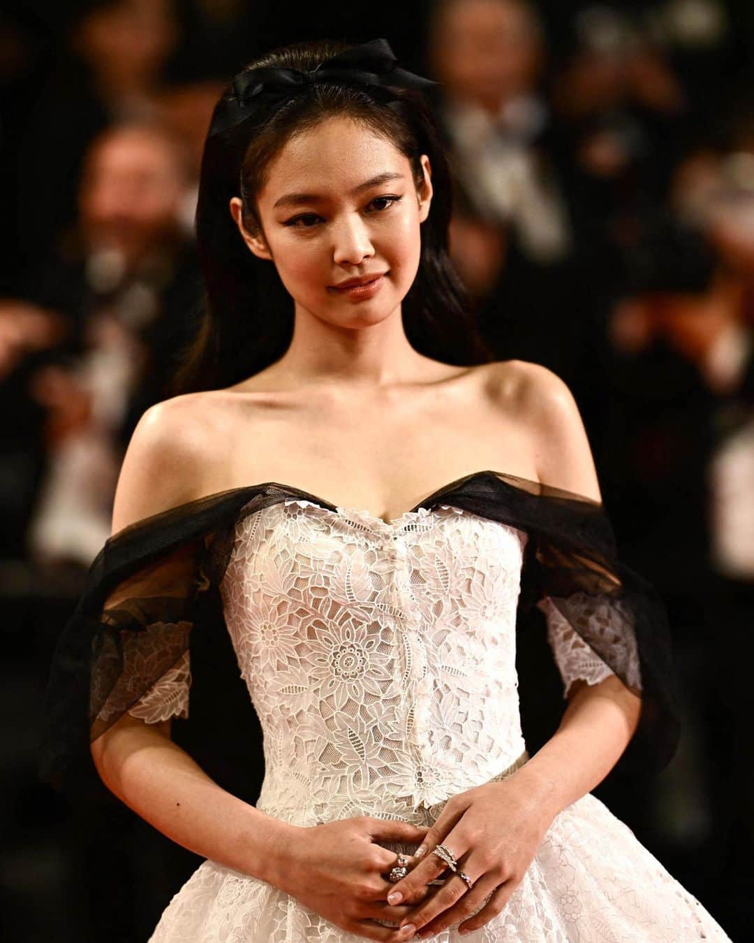 ELLE Magazineさんのインスタグラム写真 - (ELLE MagazineInstagram)「#Jennie made her #CannesFilmFestival debut for #TheIdol’s premiere, dressed like modern K-pop royalty. The #Blackpink singer and actress chose to wear a stunning @chanelofficial spring/summer 2020 couture dress on the red carpet. Link in bio for more on the look…and why there are rumors that #BTS’ #V may be in Cannes with her.」5月23日 7時06分 - elleusa