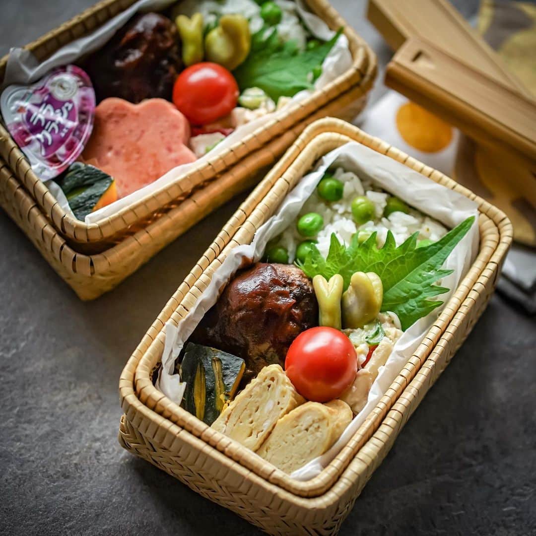 ひとみのインスタグラム：「今日は小学校のお弁当日  ✽豆ごはん ✽ハンバーグ ✽マカロニサラダ ✽カボチャ照り煮 ✽空豆 ✽たまご焼きの人とサクラソーセージの人  デザートはキウイとララクラッシュ  えんどう豆を頂いたので早速豆ごはんに。 今月からわたしも新しい仕事をはじめ、学校給食を食べる機会があるのですが。。。 給食の豆ごはんはほぼ塩分ゼロ!?てくらい薄味でした🙄 この味付けに慣れておけば健康にも良いんだよなぁ〜 と思います(̨̡՞ . .՞)̧̢…💦  舌のトレーニング🥹  以前、広島のケンミンショーを観て驚いたのですが、サクラソーセージって広島だけなんです？？？ 正しくはサクラサク花ソーセージ🌸」