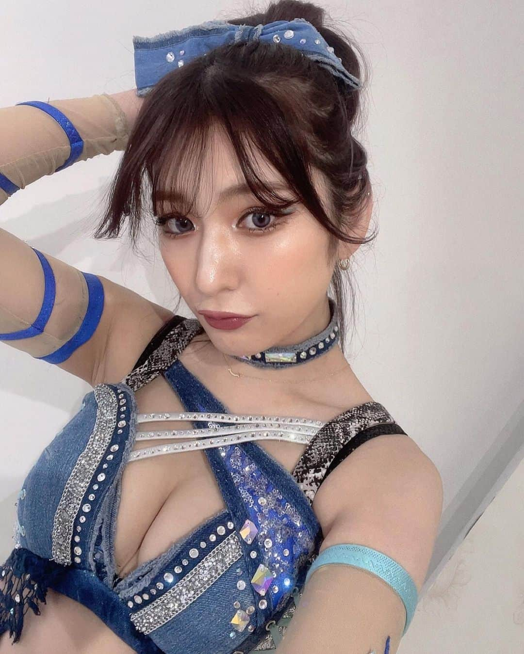 上福ゆきのインスタグラム：「💎🧊💙🫐☁️👖 iPhoneのアップデート出来なくて 永遠に水色のハート使えない悔しい #denim #데님팬츠 #กางเกงยีน」