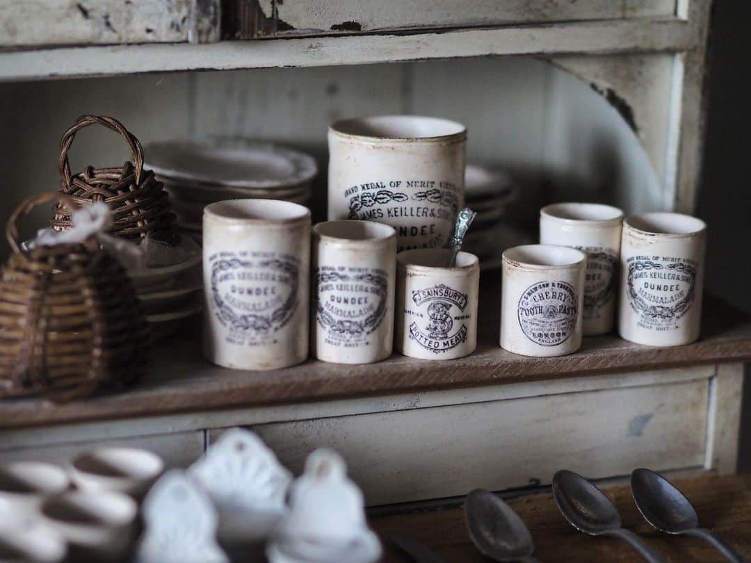 kiyomiさんのインスタグラム写真 - (kiyomiInstagram)「❤︎ ・ original handmade miniature ． アンティーク風 マーマレードポット♡  ひとつずつ、捏ねて成形 ルーターと紙やすりで仕上げを しています（粘土）  ・  ・  ・  ・  #miniature#dollhouse #Frenchinterior #ブロカント #antique#Frenchstyle #シャビーシック#うつわ#マーマレード #antique  #Frenchdecor#brocante #アンティーク風#brocantestyle#cafeaulaitbowl #shabbychic #shabbychicdecor #陶器風  #フレンチ皿 #陶器  #ミニチュア#フレンチアンティーク #French #スーピエール #cafeaulait   #お皿 #plate #Frenchplate #器#マーマレードジャー」5月23日 7時19分 - chiisanashiawase2015